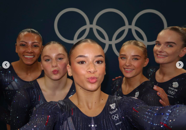 Ruby Evans posant pour une photo avec son équipe de gymnastique de Grande-Bretagne (GB), postée le 28 juillet 2024 | Source : Instagram/rubygrace89