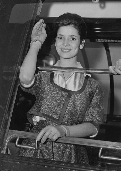 L'actrice française Marie-José Nat tourne une scène pour le film'La Française et l'Amour' à la Gare de Lyon à Paris. | Photo : GettyImage