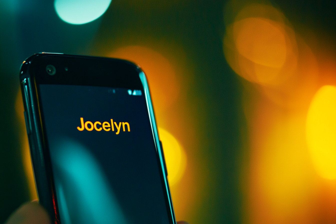 Un gros plan d'un écran de téléphone | Source : Midjourney