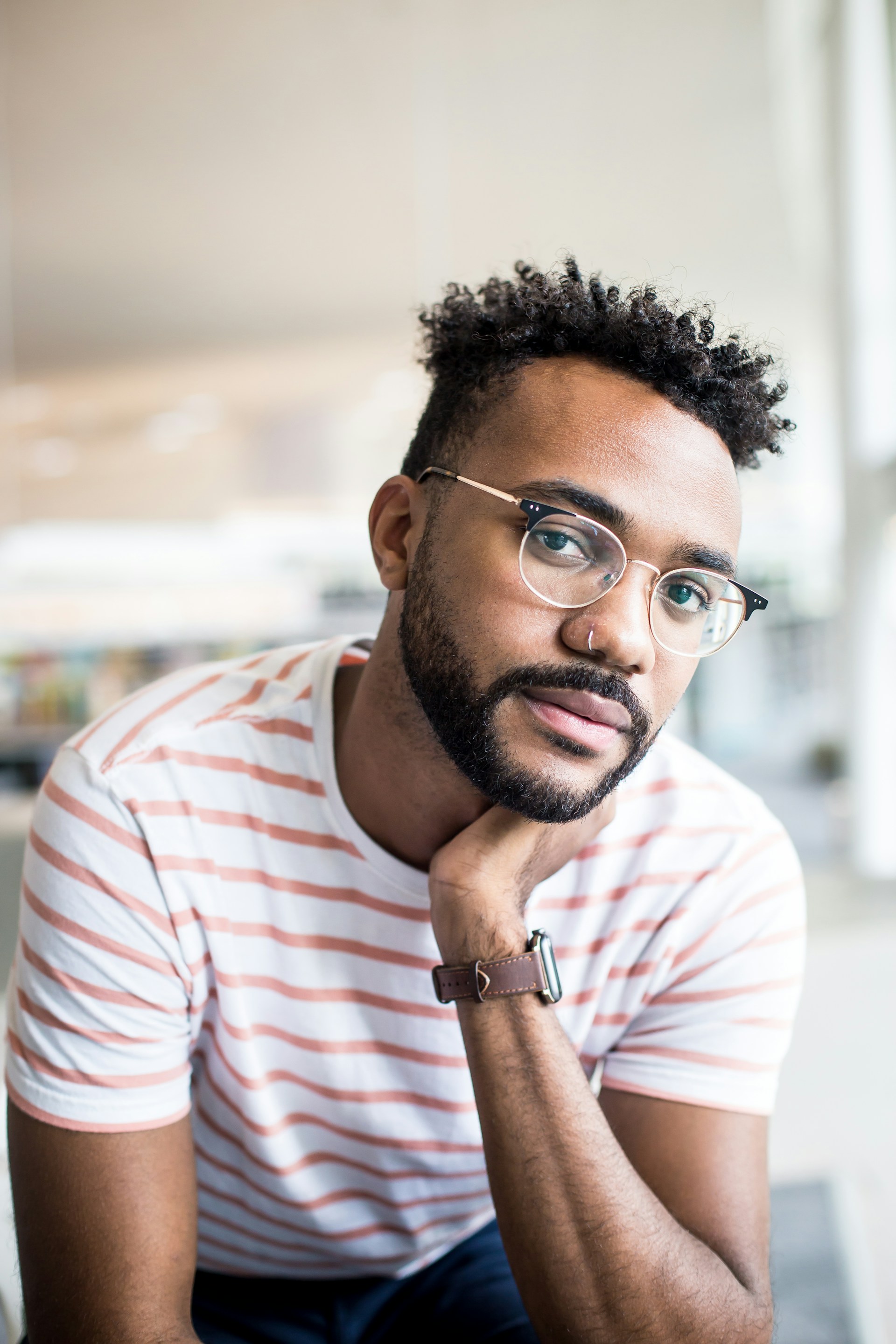 Un homme qui regarde quelqu'un avec attention | Source : Unsplash
