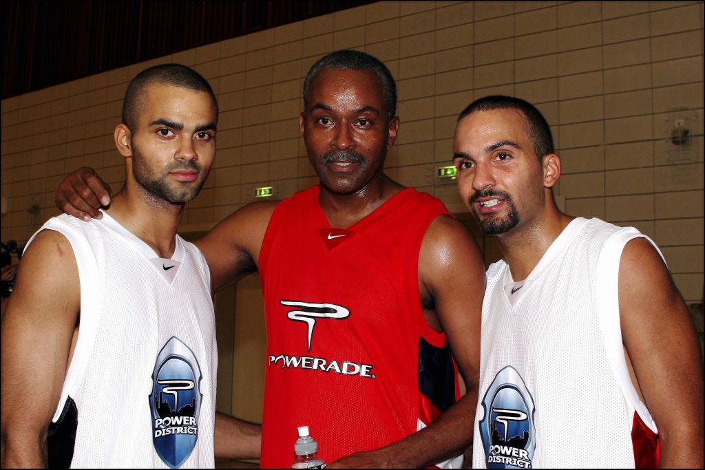 Conférence de presse Power District 2005 avec Tony Parker à Paris, le 27 juin 2005. Tony Parker, son père TP Parker Senior et son frère TJ Parker. | Source : Getty Images