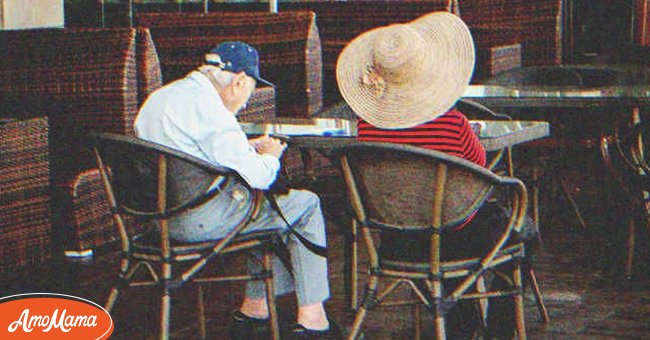 Un couple d'aînés assis dans un restaurant | Source : Shutterstock