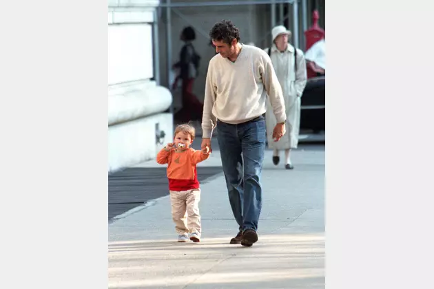 Julien Clerc et son jeune garçon, Barnabé, à New-York en 1999. | Photo : CATUFFE SIPA