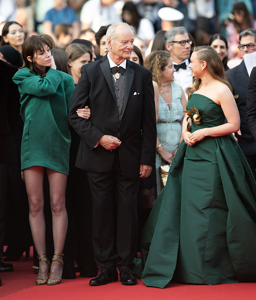 Charlotte Gainsbourg, Bill Murray et Mia Threapleton sur le tapis rouge de "The Phoenician Scheme" lors de la 78e édition du Festival de Cannes, au Palais des Festivals, le 18 mai 2025 à Cannes, en France. | Source : Getty Images