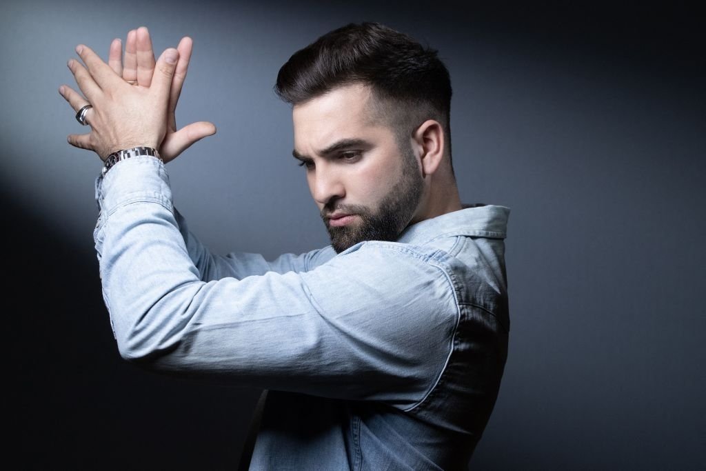 Le chanteur français Kendji Girac pose lors d'une séance photo à Paris, le 22 mars 2021. | Photo : Getty Images