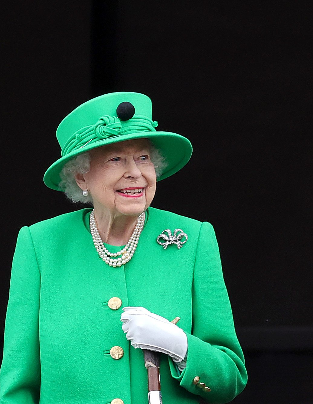 La reine Elizabeth II salue depuis le balcon du palais de Buckingham lors du spectacle du jubilé de platine, le 5 juin 2022 à Londres, en Angleterre. | Source : Getty Images