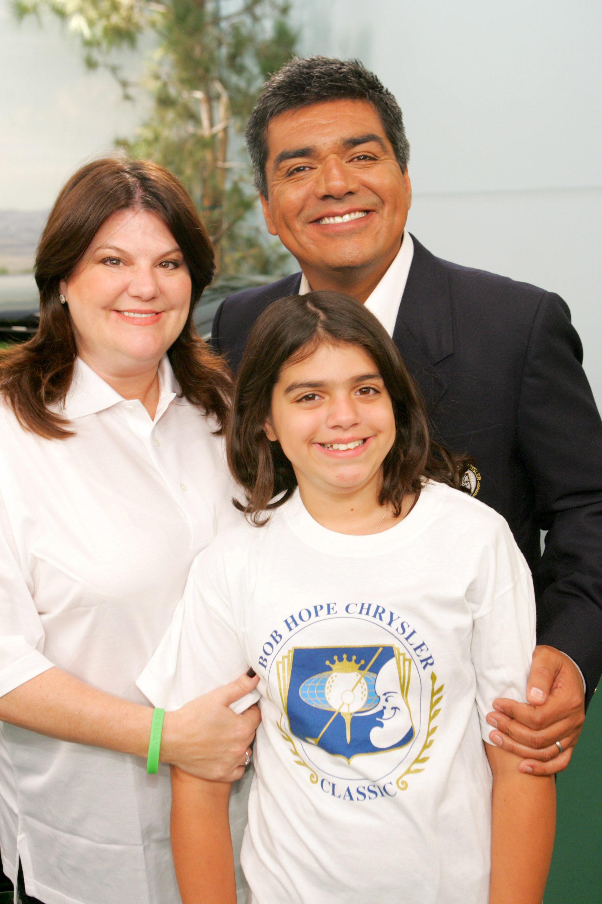 Ann Serrano, Mayan Lopez et George Lopez sur le plateau de "The George Lopez Show", en 2006 | Source : Getty Images