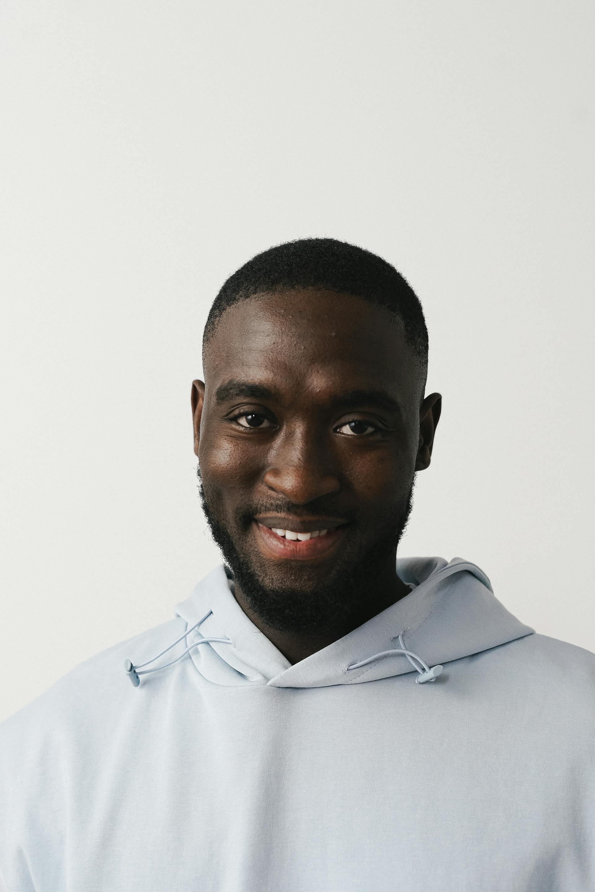 Un homme souriant | Source : Pexels