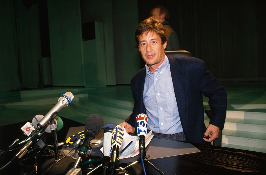 Le journaliste et animateur français Patrick Sabatier lors d'une conférence de presse après sa libération pour avoir invité dans son émission un guérisseur autoproclamé prétendant avoir le pouvoir de guérir le sida contre rémunération. | Photo : Getty Images