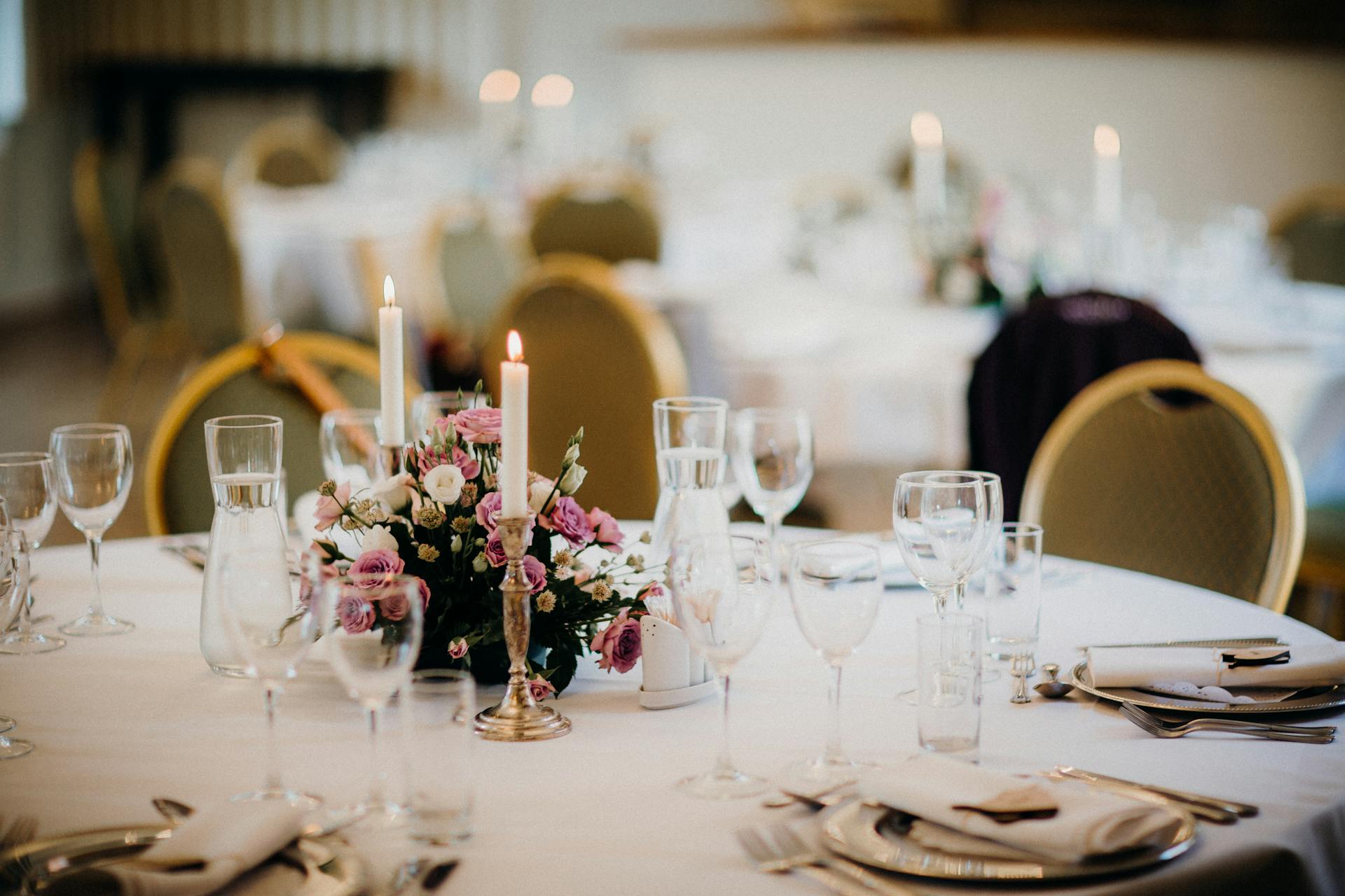 Table dans une salle de mariage | Source : Pexels