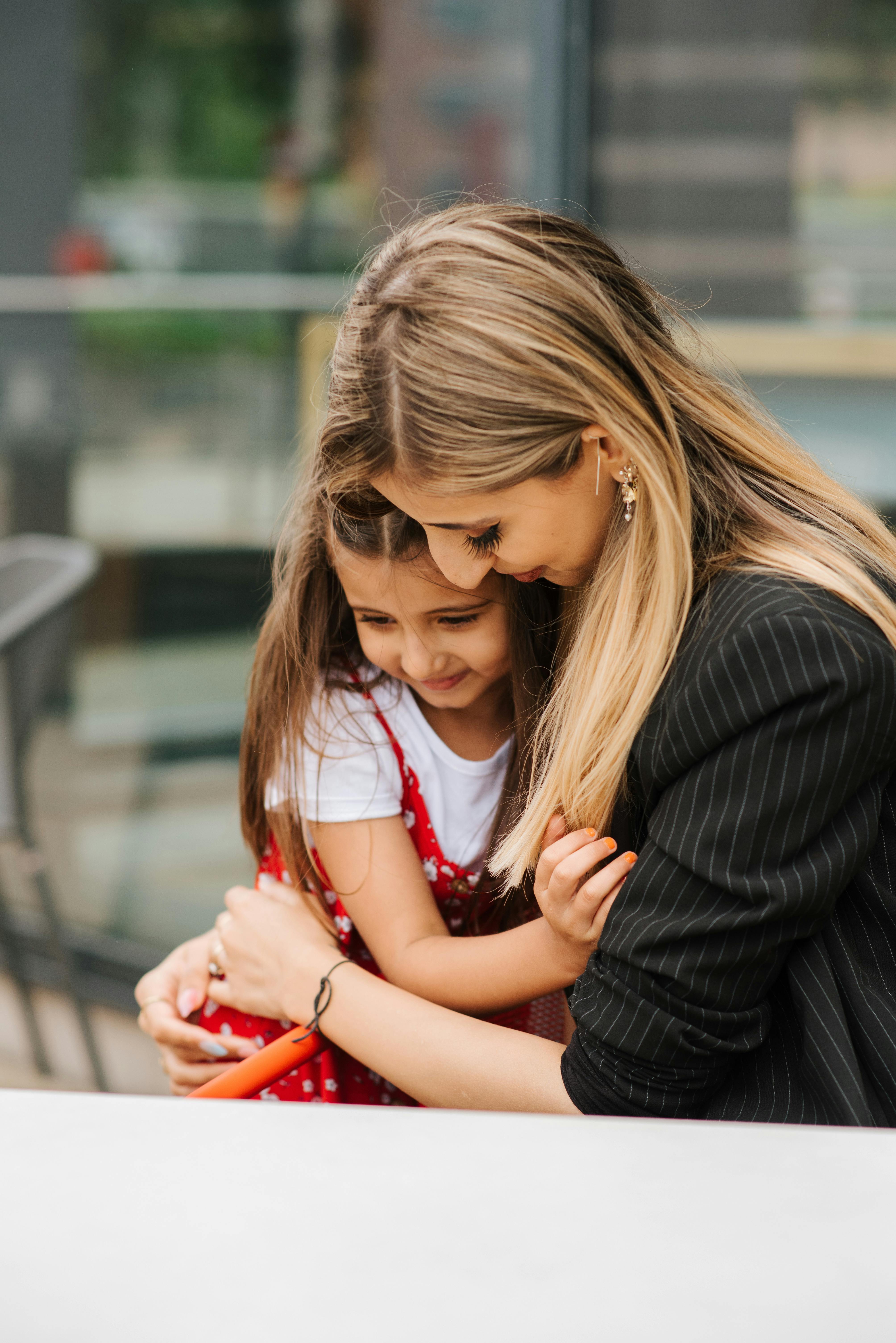 Une petite fille et sa tante se serrent dans les bras | Source : Pexels