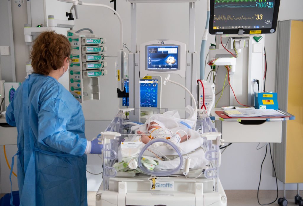 Un bébé en soin à l'hôpital.| ¨Photo Getty Images