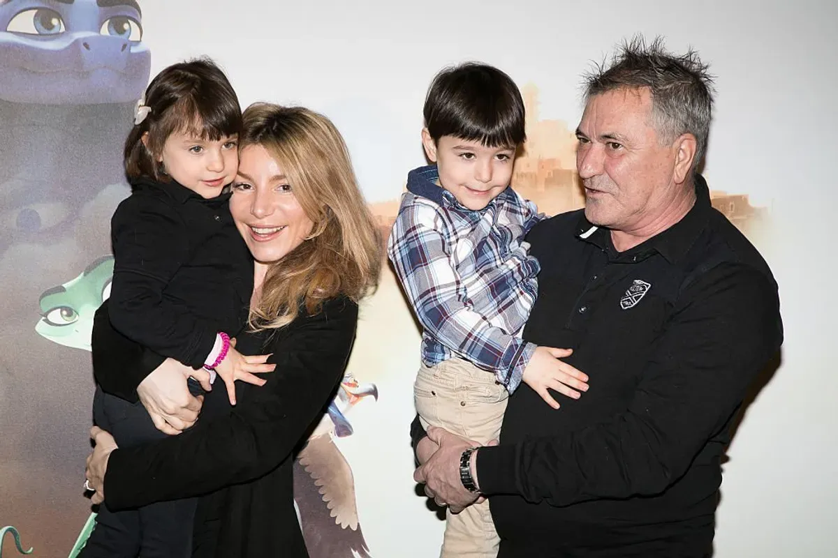 Jean-Marie Bigard, Lola Marois et leurs jumeaux. | Photo : Getty Images