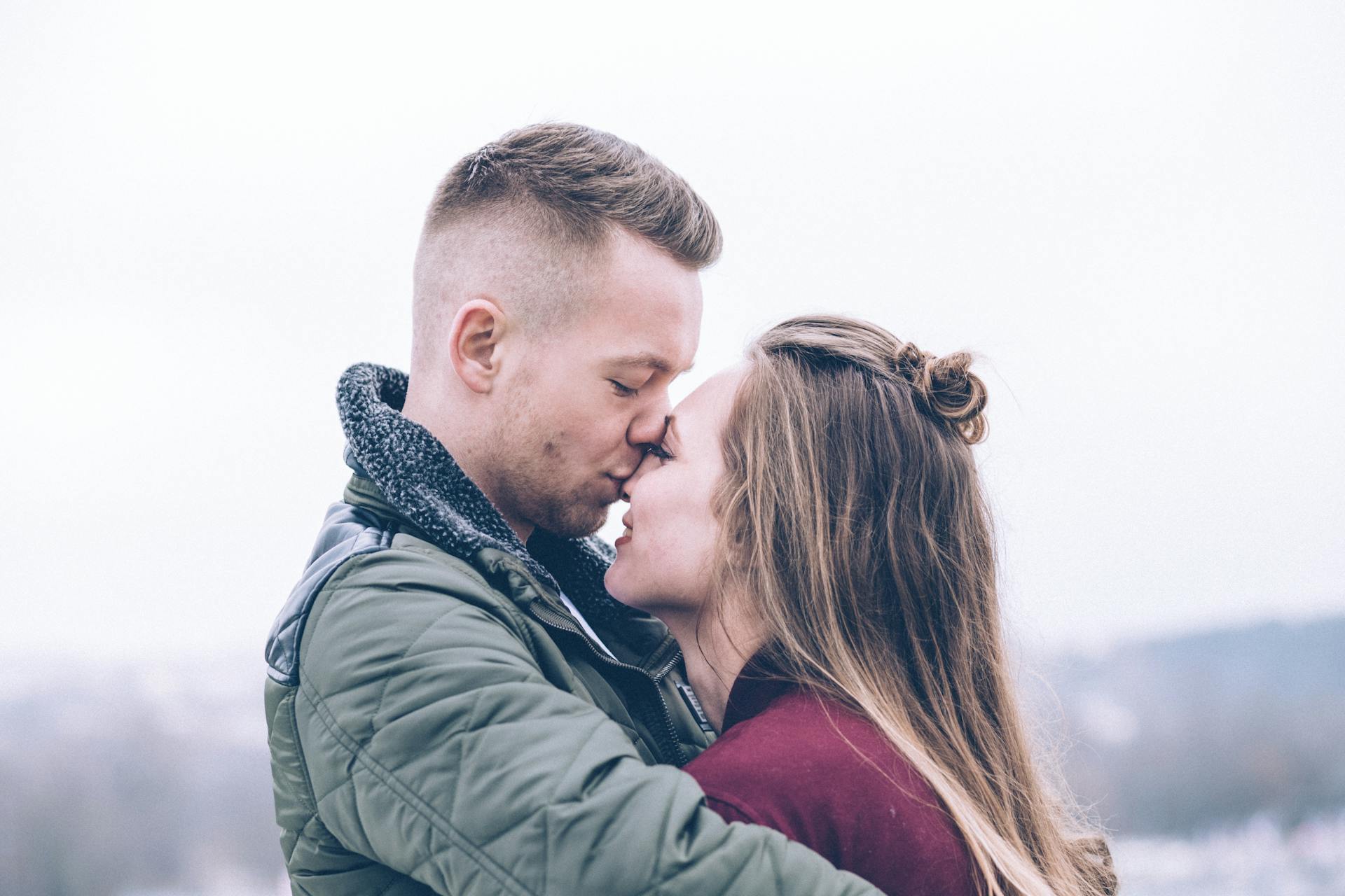 Un homme embrassant sa petite amie sur le nez | Source : Pexels