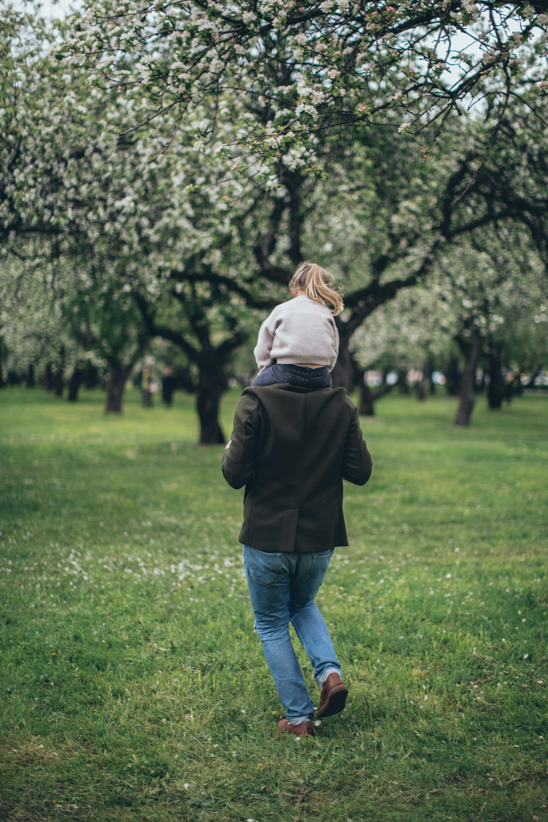 Un homme portant sa petite fille sur ses épaules | Source : Pexels