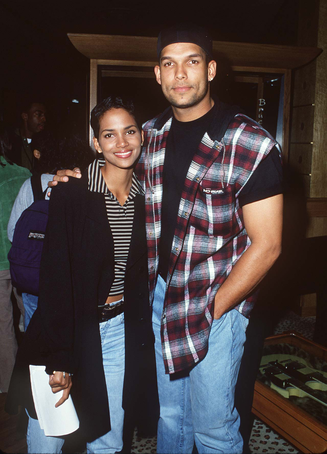 Halle Berry et David Justice sont vus à la grande fête d'ouverture du Hard Rock Hotel & Casino de Las Vegas, organisée par Peter Morton, le 10 mars 1995. | Source : Getty Images