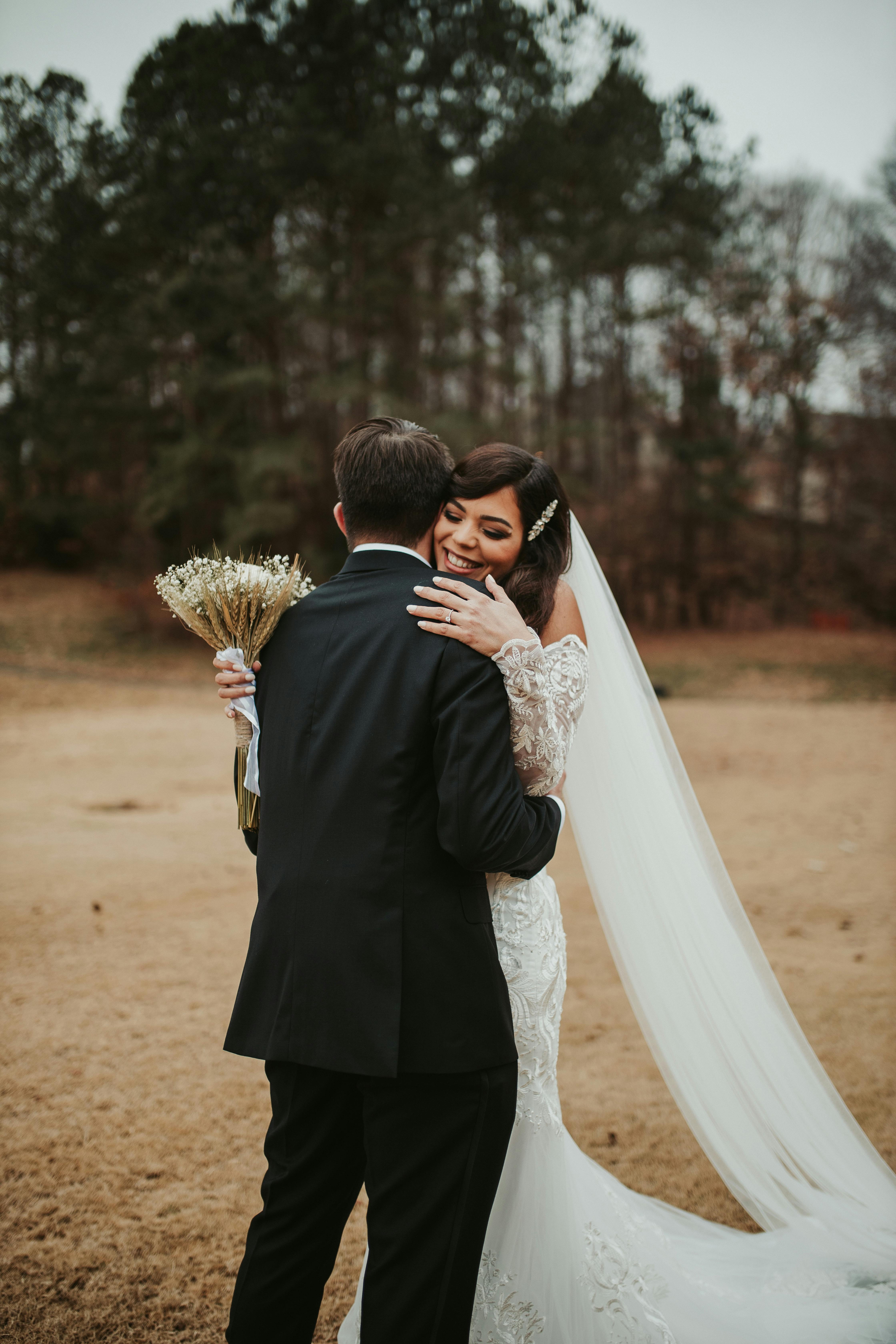 Une mariée serrant un homme dans ses bras le jour de son mariage | Source : Pexels
