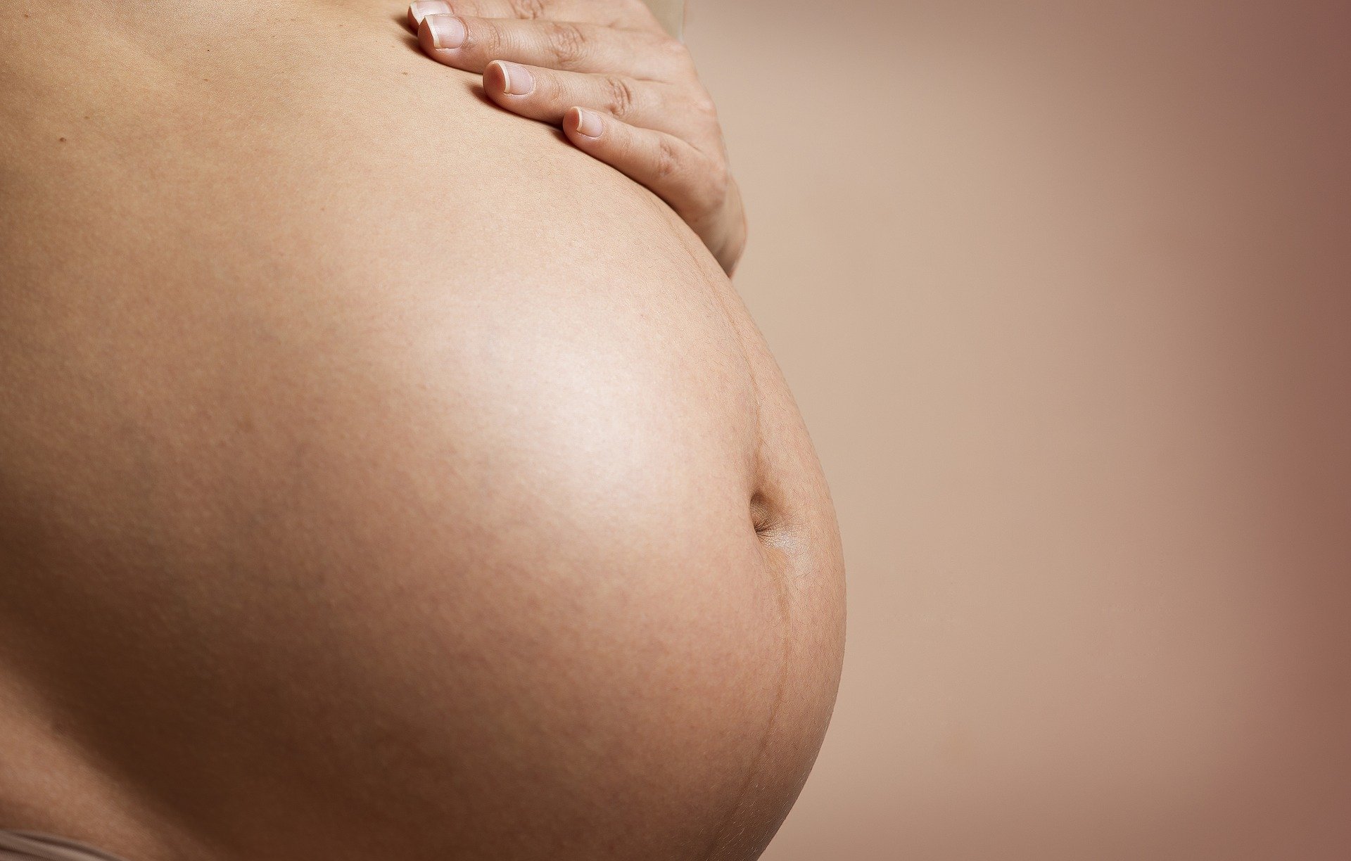 Le ventre d'une femme enceinte.| Photo : Pïxabay
