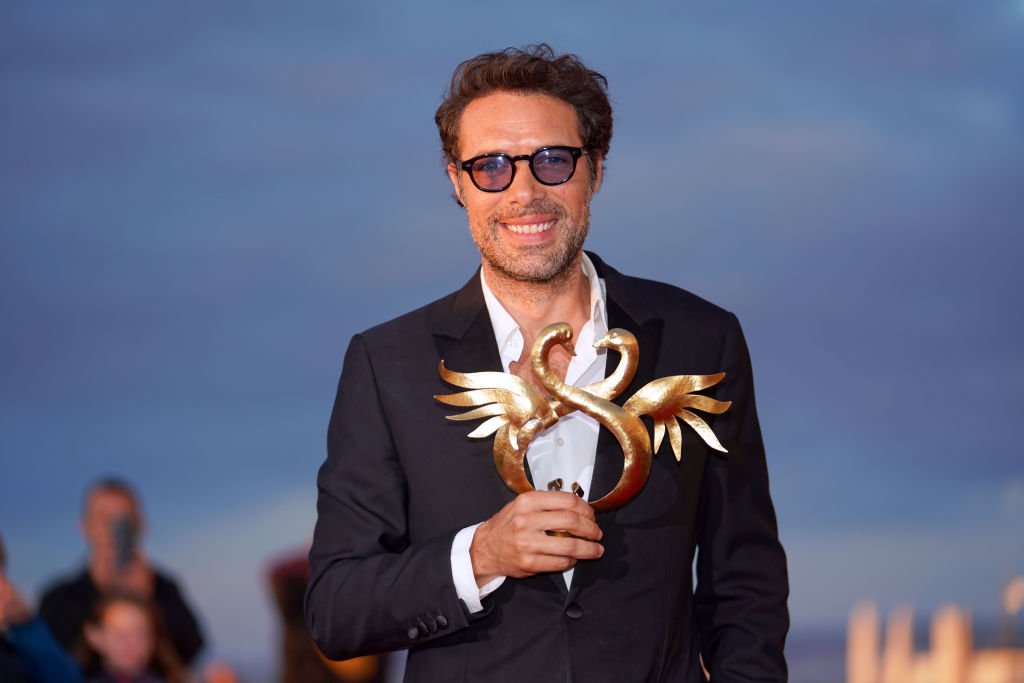 Nicolas Bedos pose avec son prix lors de la cérémonie de clôture du 34ème Festival du Film de Cabourg le 29 juin 2020 à Cabourg, France. | Photo : Getty Images