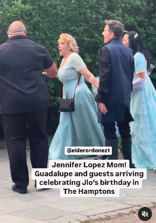 Guadalupe Rodríguez entrant dans la soirée du 55e anniversaire de Jennifer Lopez, posté le 23 juillet 2024 | Source : Instagram/elderordonez1