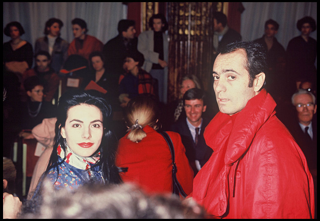 Lio et son mari au défilé Christian Lacroix collection printemps-été 1989. | Source : Getty Images