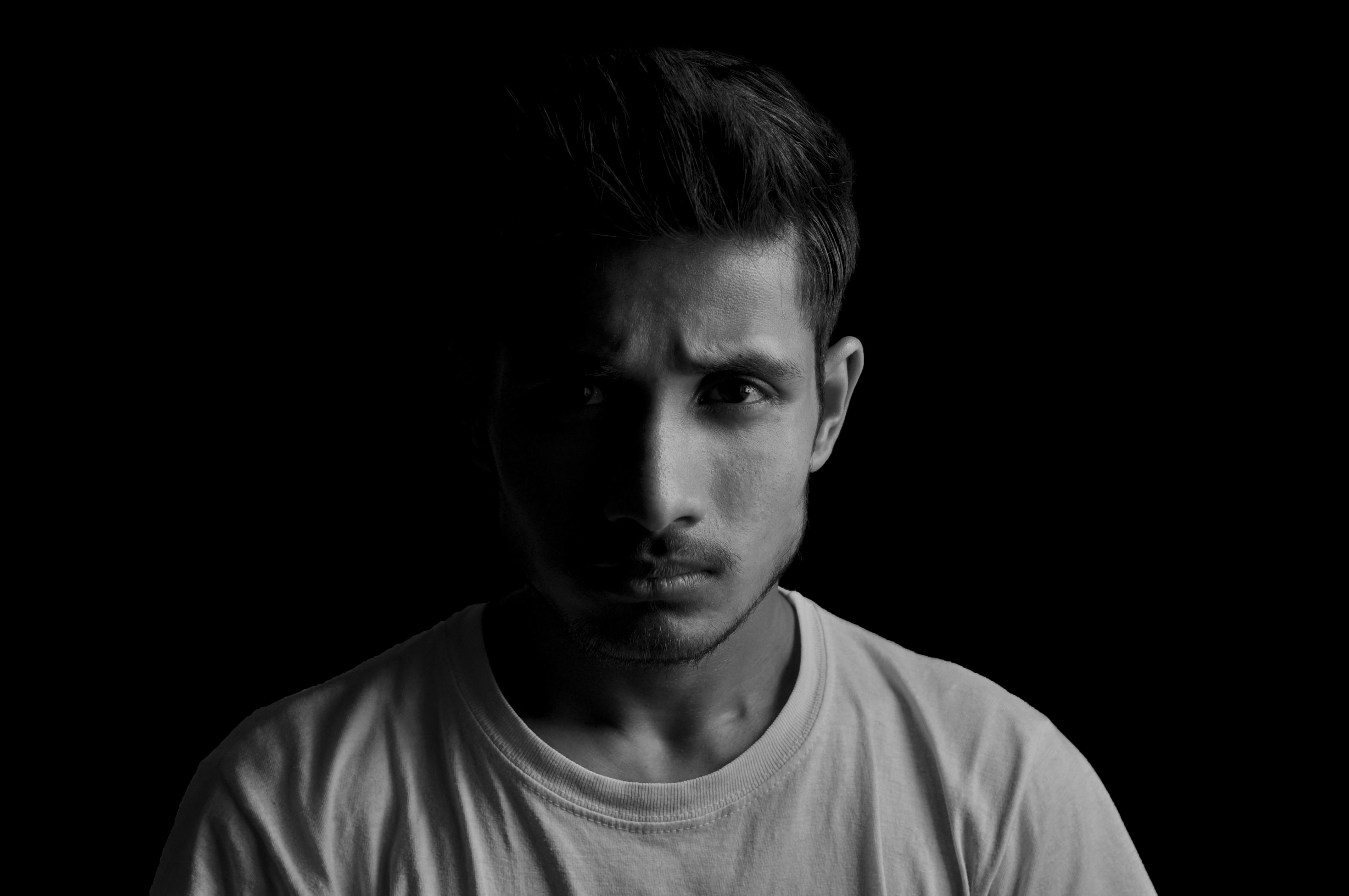 A man looking angry in the dark | Source: Pexels