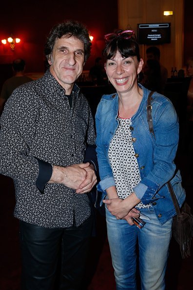 Gilles Benizio et Corinne Benizio au Théâtre de Paris le 11 mai 2015 à Paris, France. | Photo : Getty Images