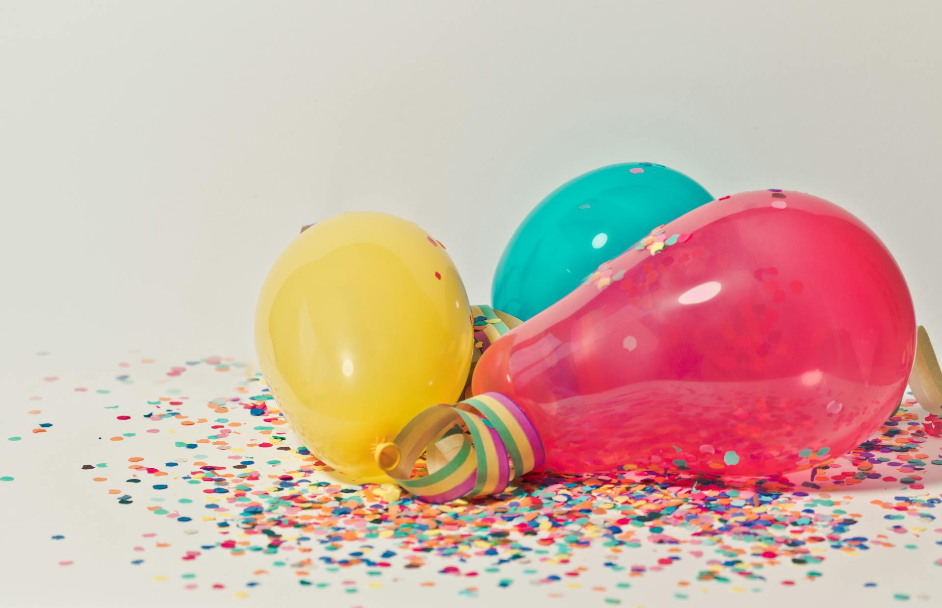 Ballons et confettis | Source : Pexels