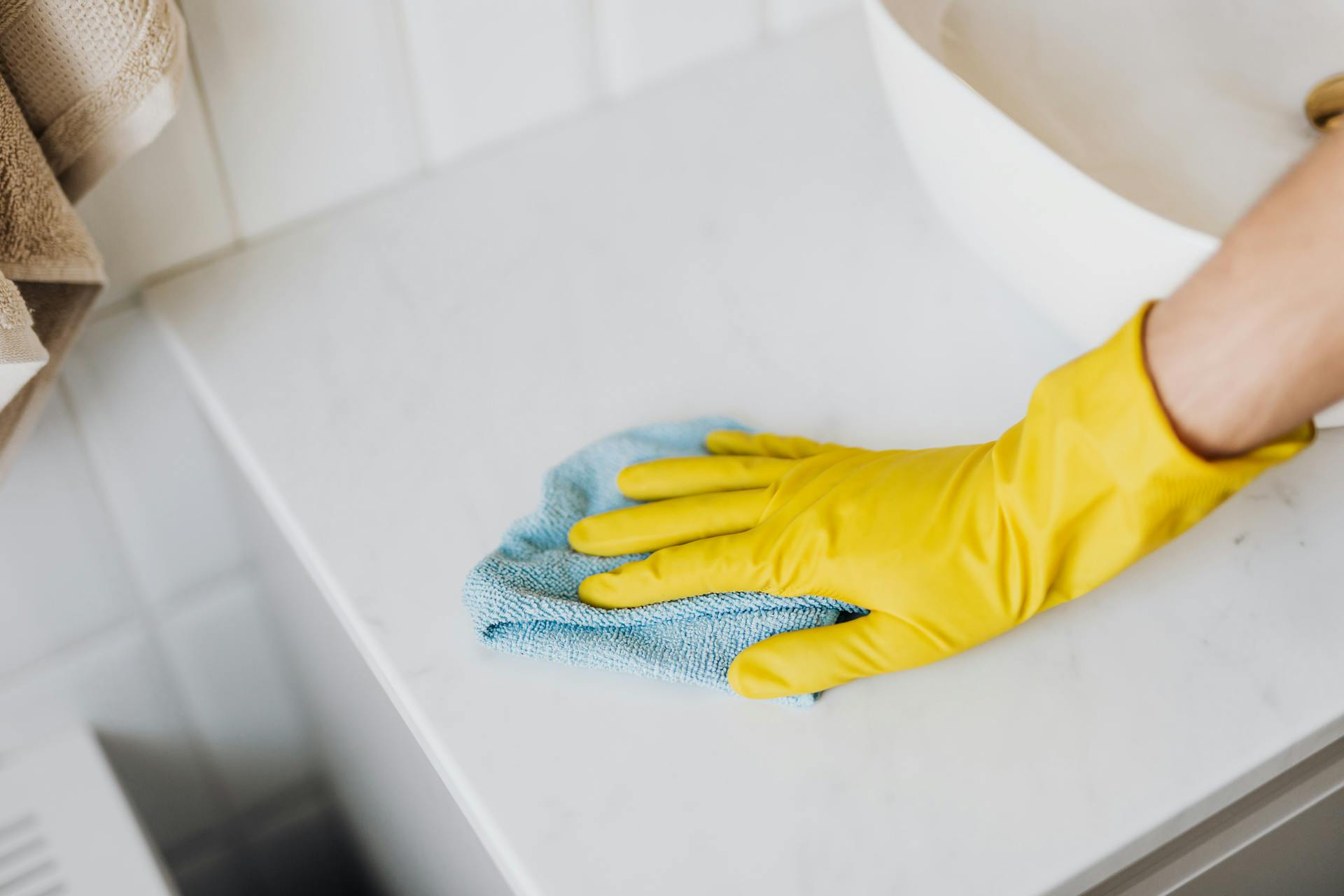 Une personne qui nettoie une salle de bain | Source : Pexels