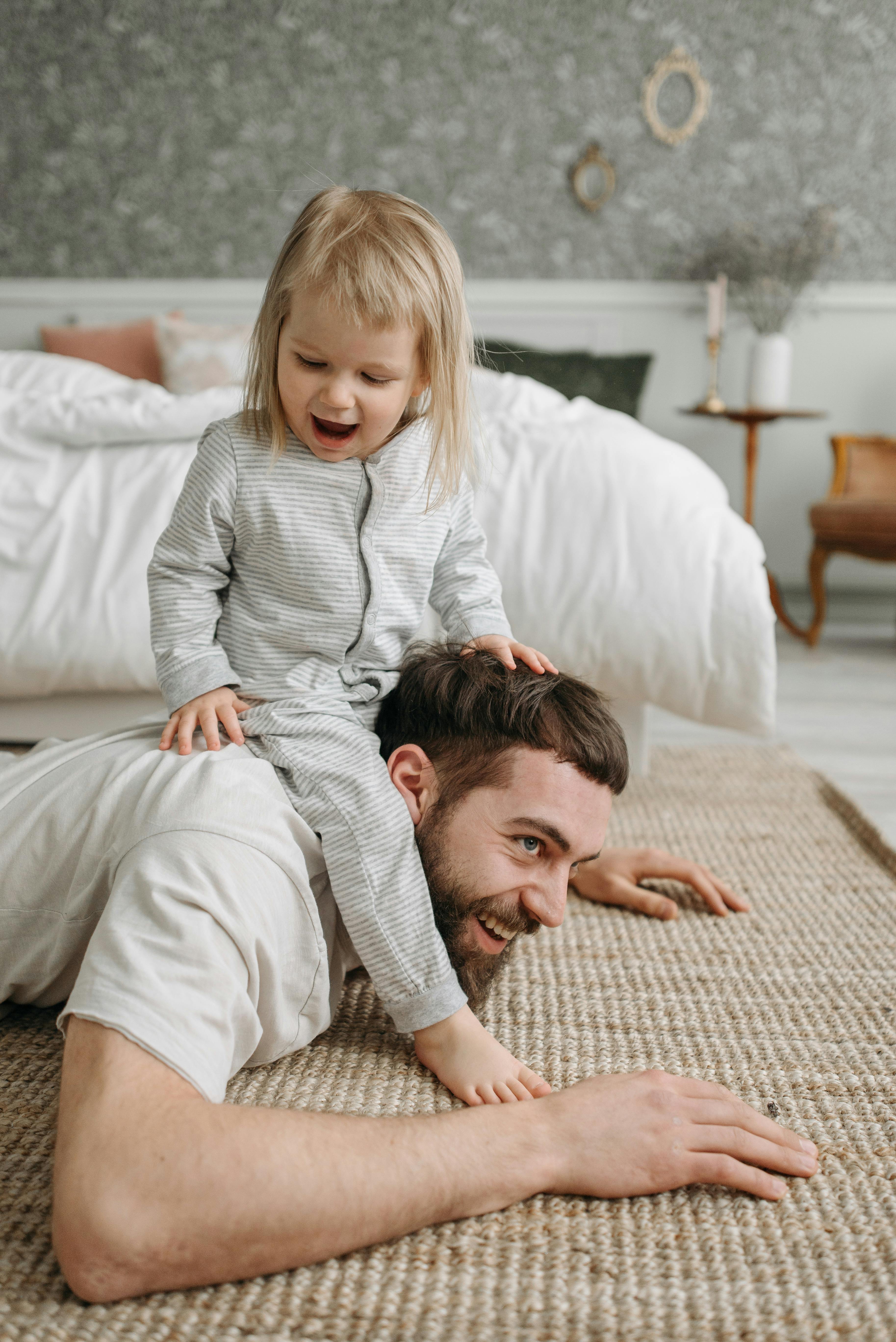 Un jeune homme et sa fille | Source : Pexels