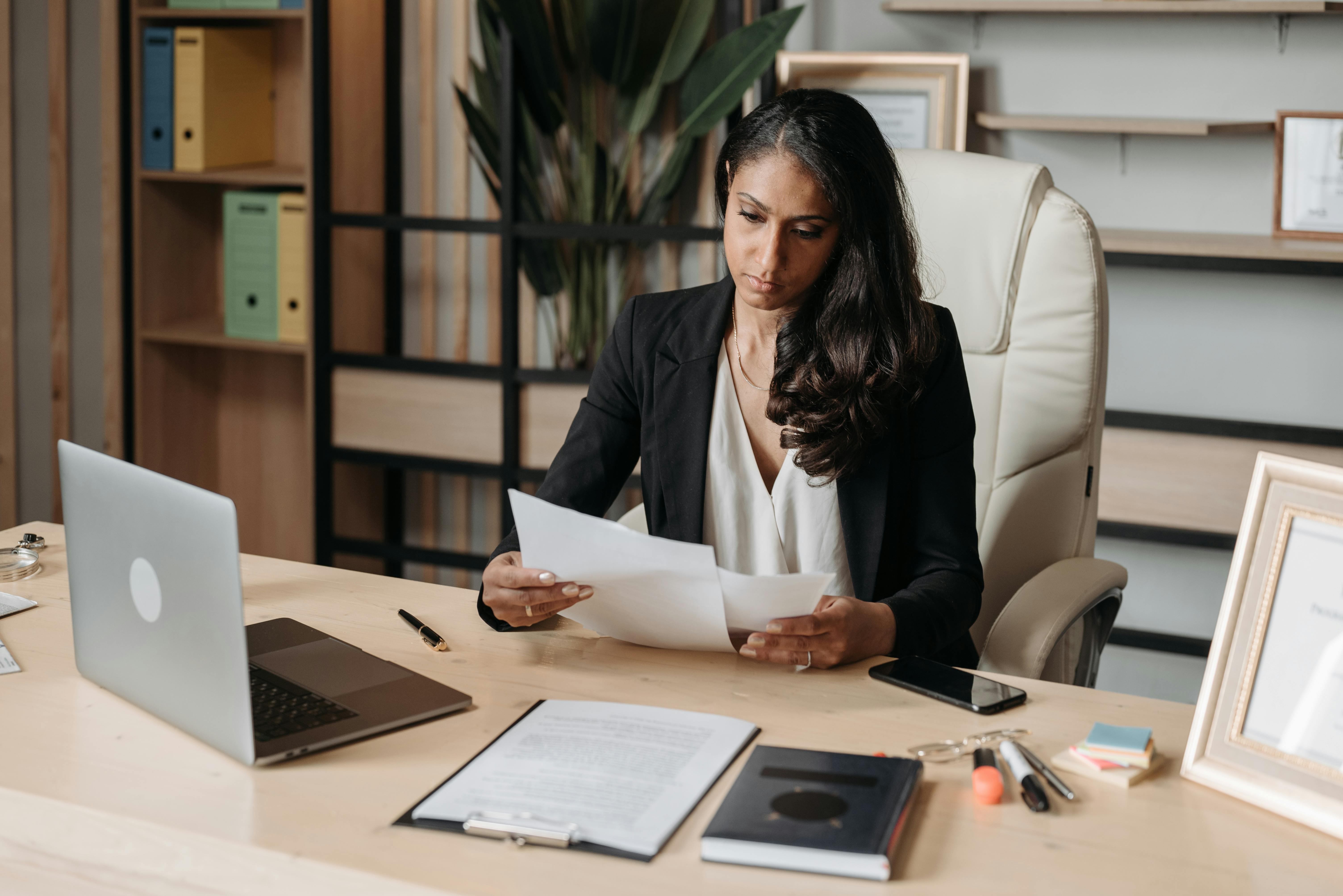 Une femme travaillant à son bureau | Source : Pexels