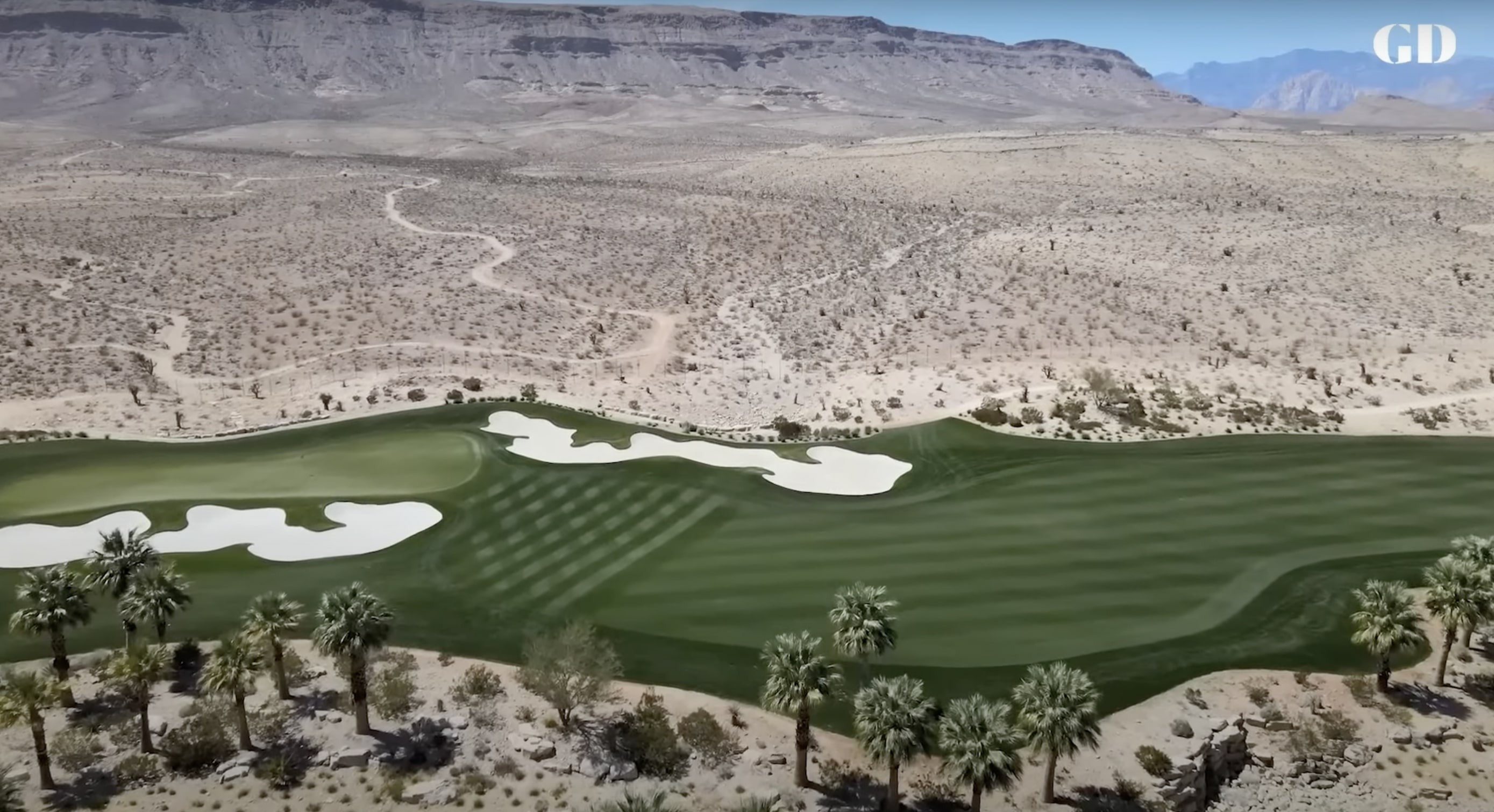 La propriété de Mark Wahlberg et Rhea Durham avec un terrain de golf et une vue sur les montagnes à Las Vegas, Nevada | Source : YouTube@PropertyReview