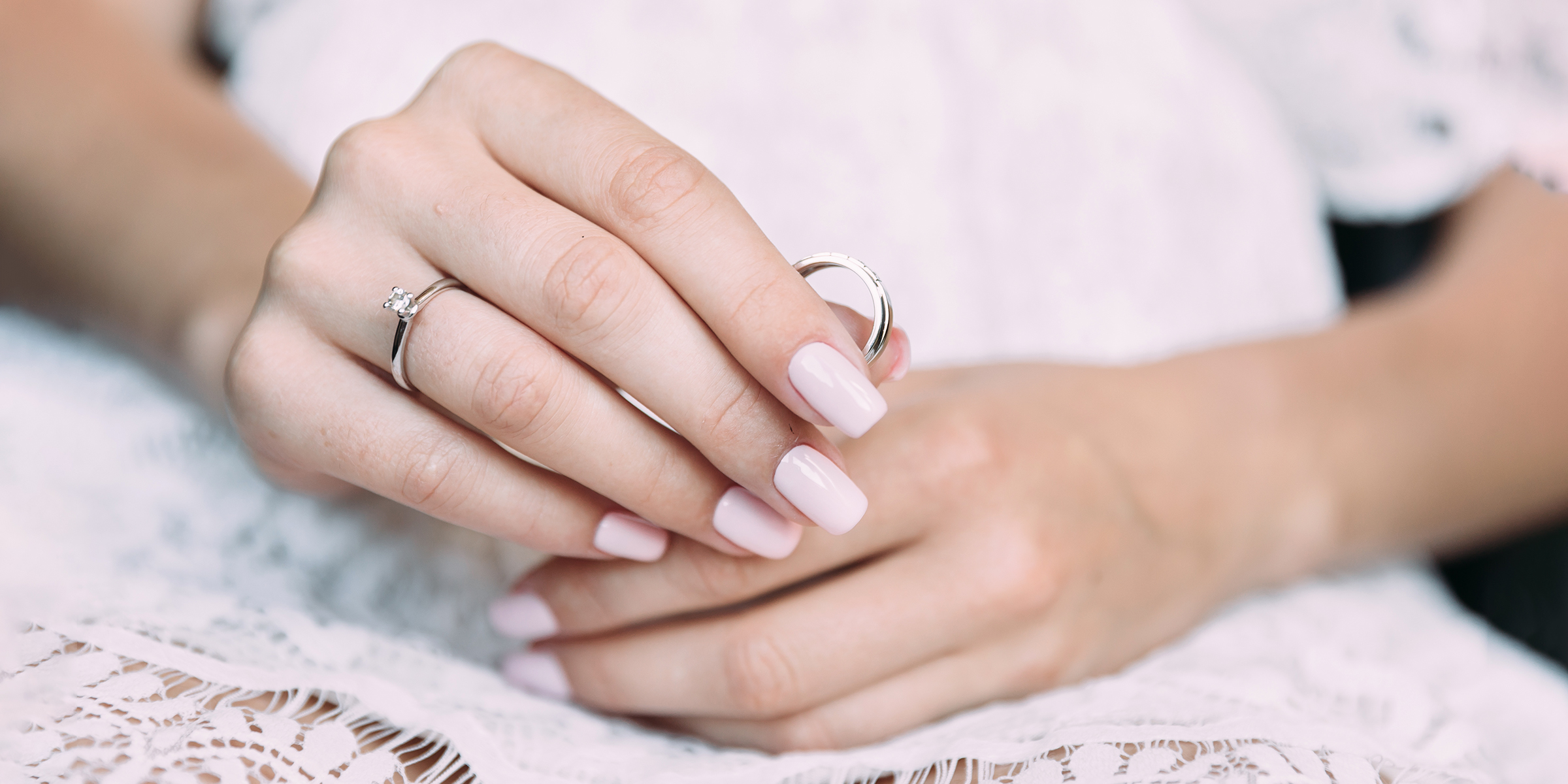 Une mariée tenant une bague | Source : Shutterstock