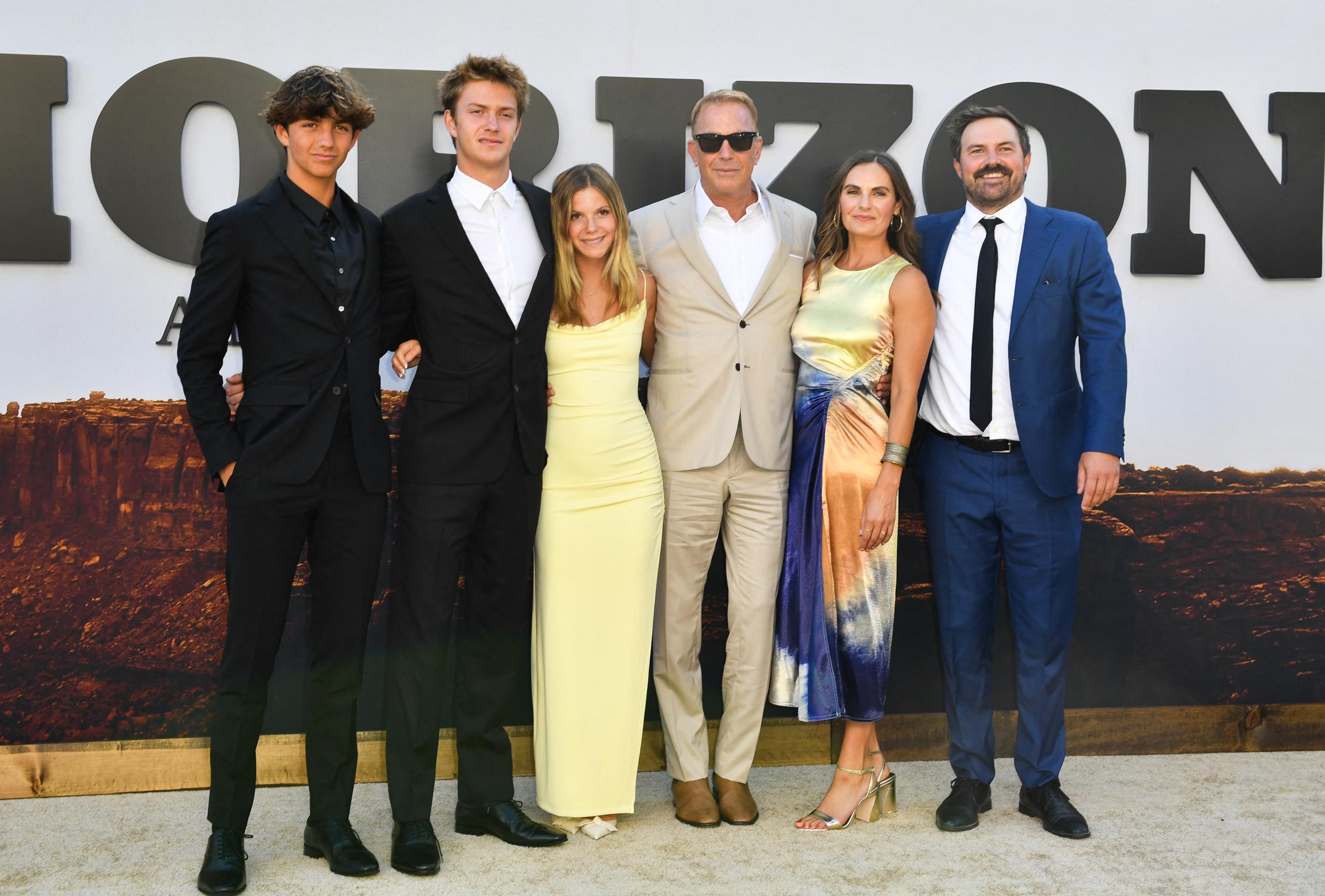 Hayes, Cayden Wyatt, Grace, Kevin, Annie et Joe Costner assistent à la première de "Horizon : An American Saga Chapter 1" à Westwood, en Californie, le 24 juin 2024. | Source : Getty Images