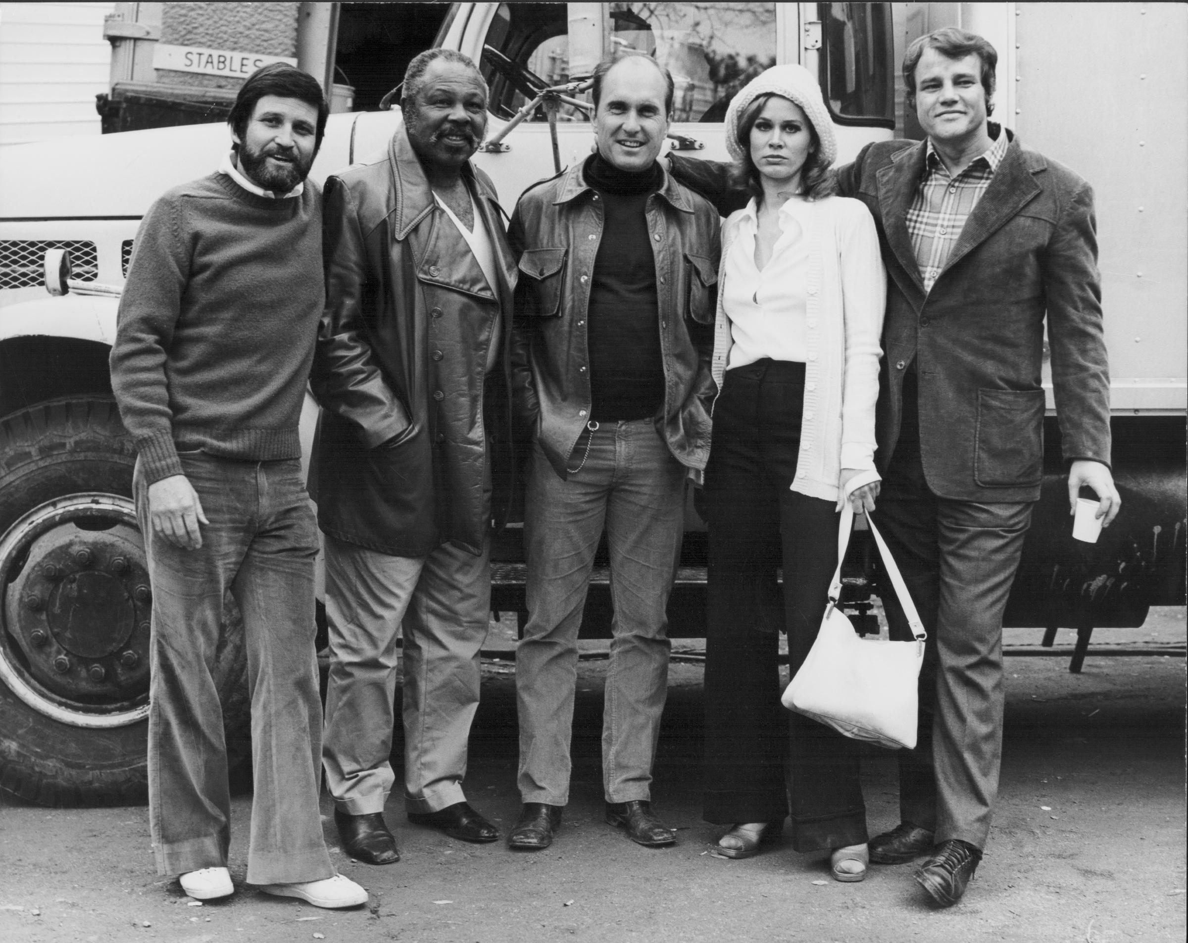 Robert Duvall, Karen Black et Joe Don Baker avec d'autres personnes sur le tournage de « The Outfit » en 1973. | Source : Getty Images