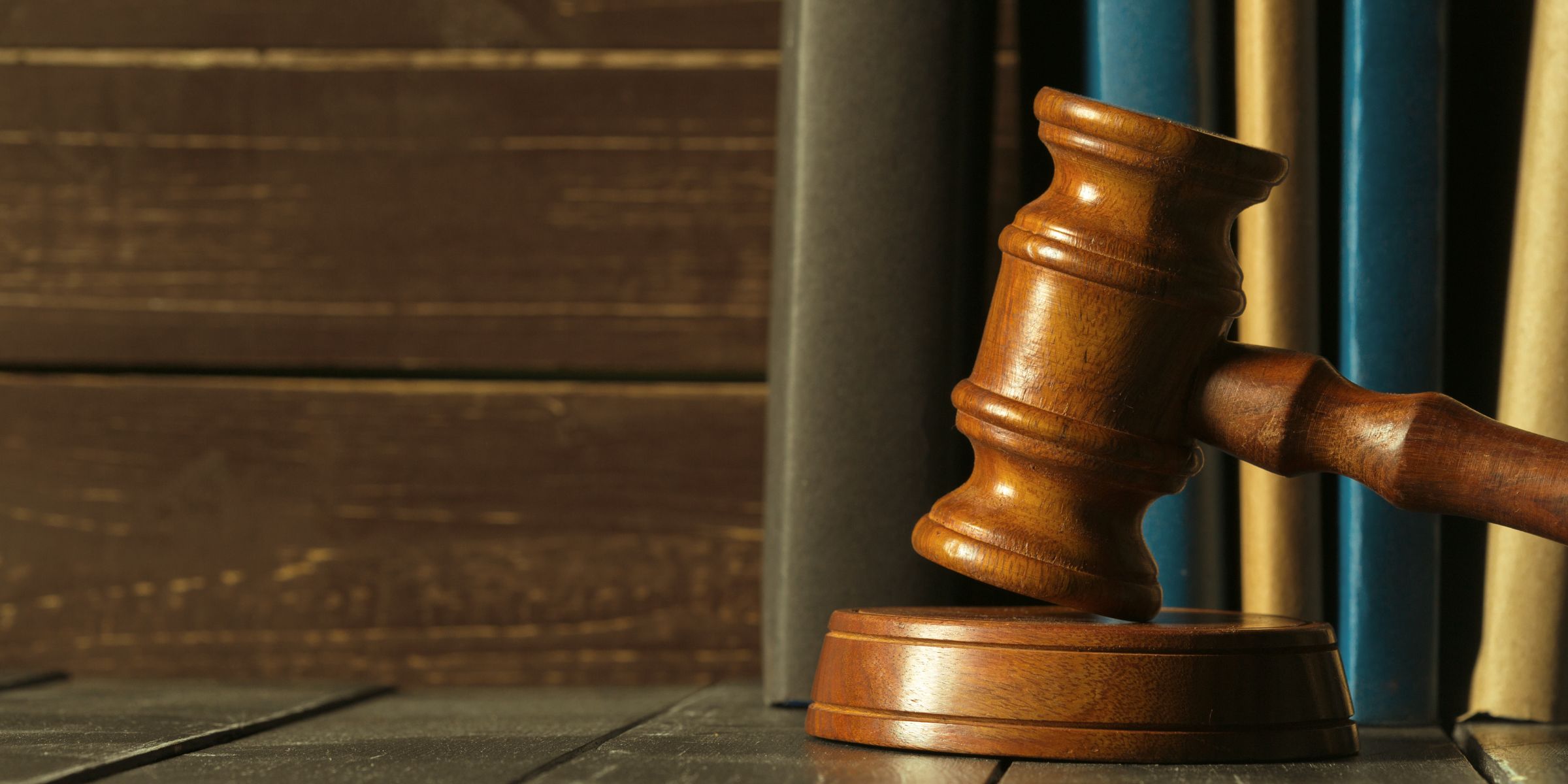 Un marteau de juge posé sur un bureau | Source : Magnific