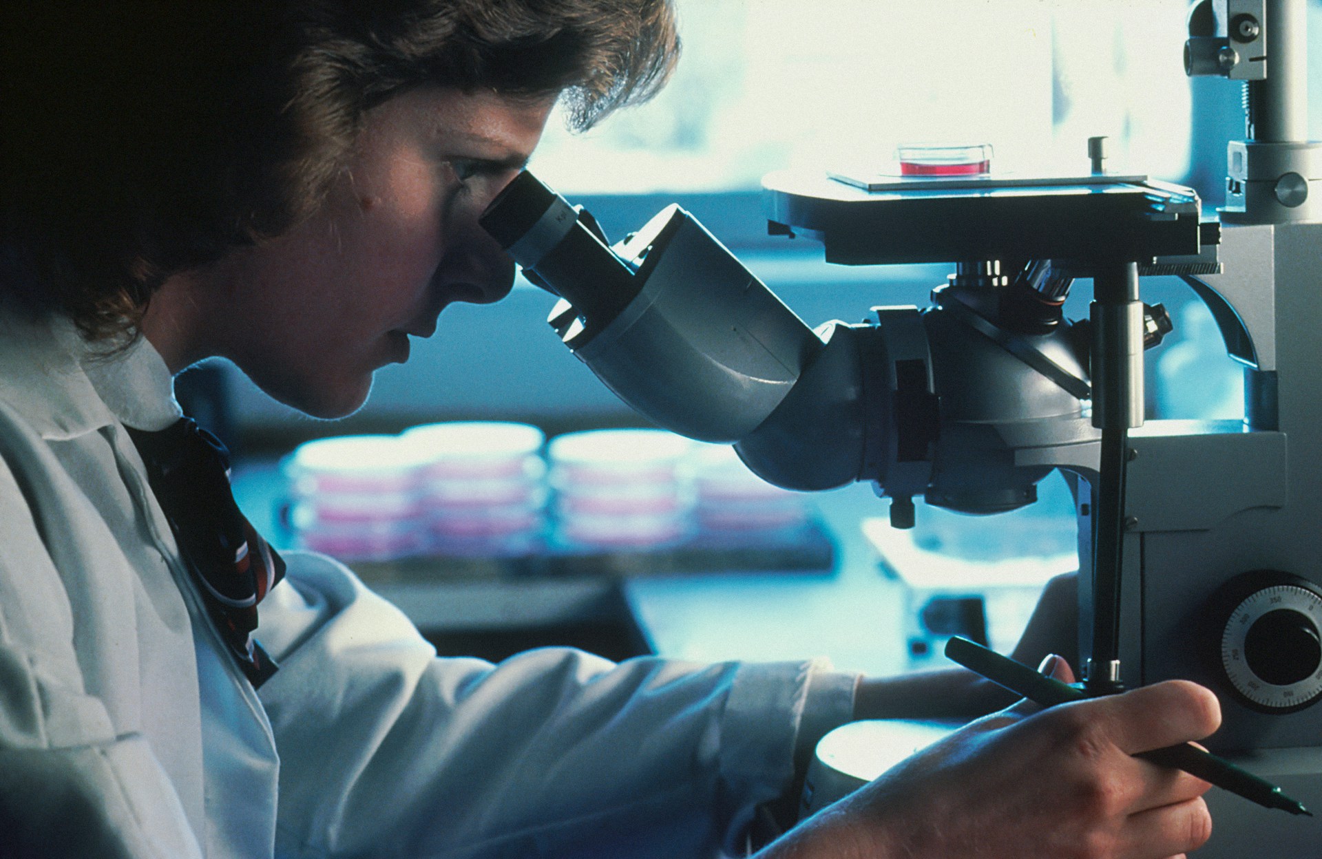 Un scientifique effectuant une recherche dans un laboratoire | Source : Unsplash