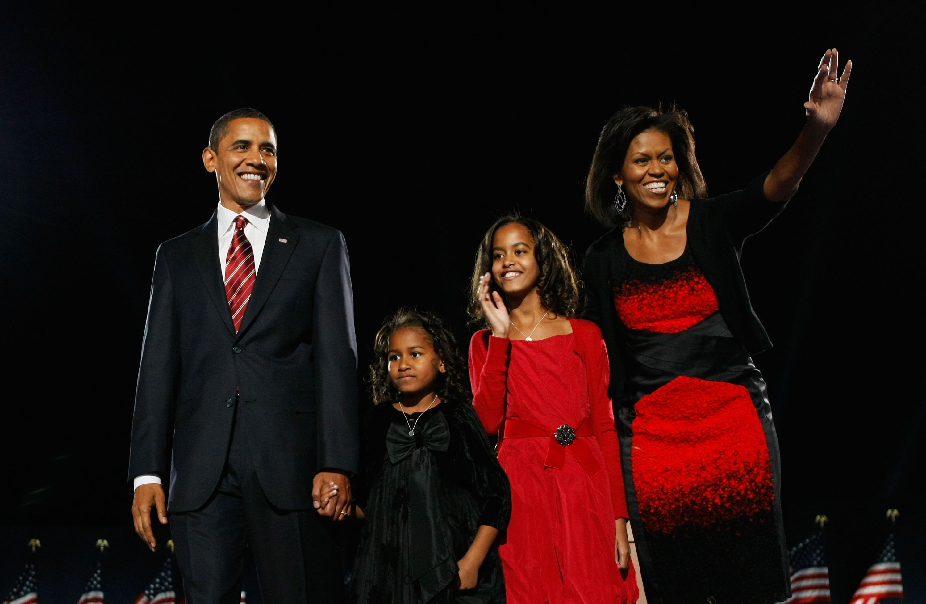 Barack, Sasha, Malia et Michelle Obama lors d'une soirée électorale à Grant Park à Chicago, Illinois, le 4 novembre 2008. | Source : Getty Images