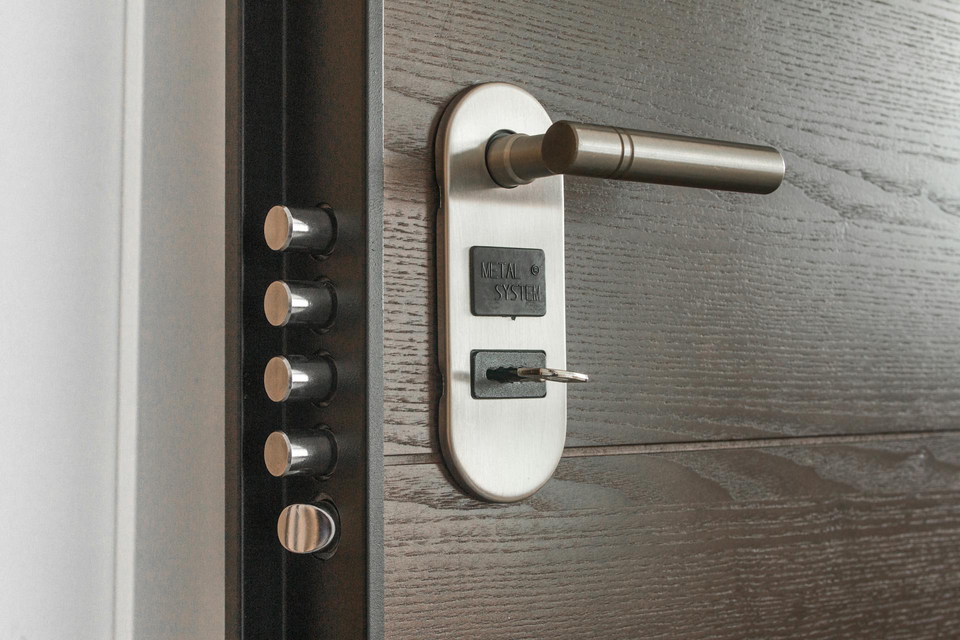 A door handle | Source: Pexels