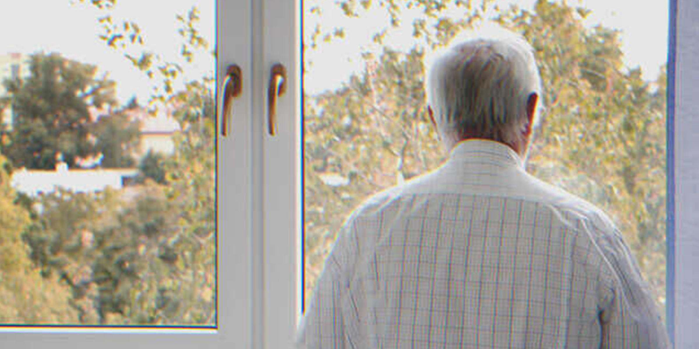 Un vieil homme regardant par la fenêtre | Source : Shutterstock