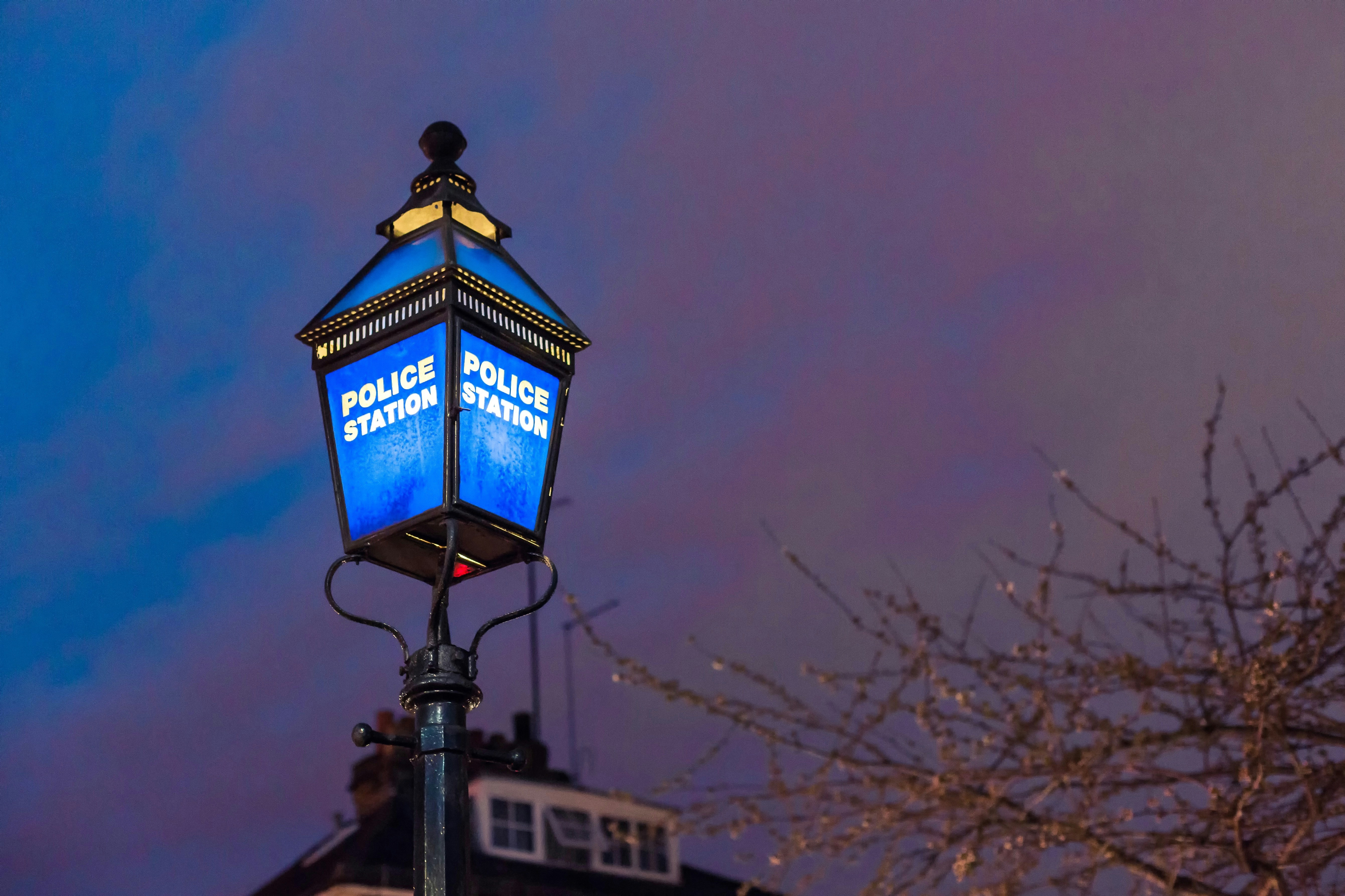 Un panneau de poste de police | Source : Unsplash