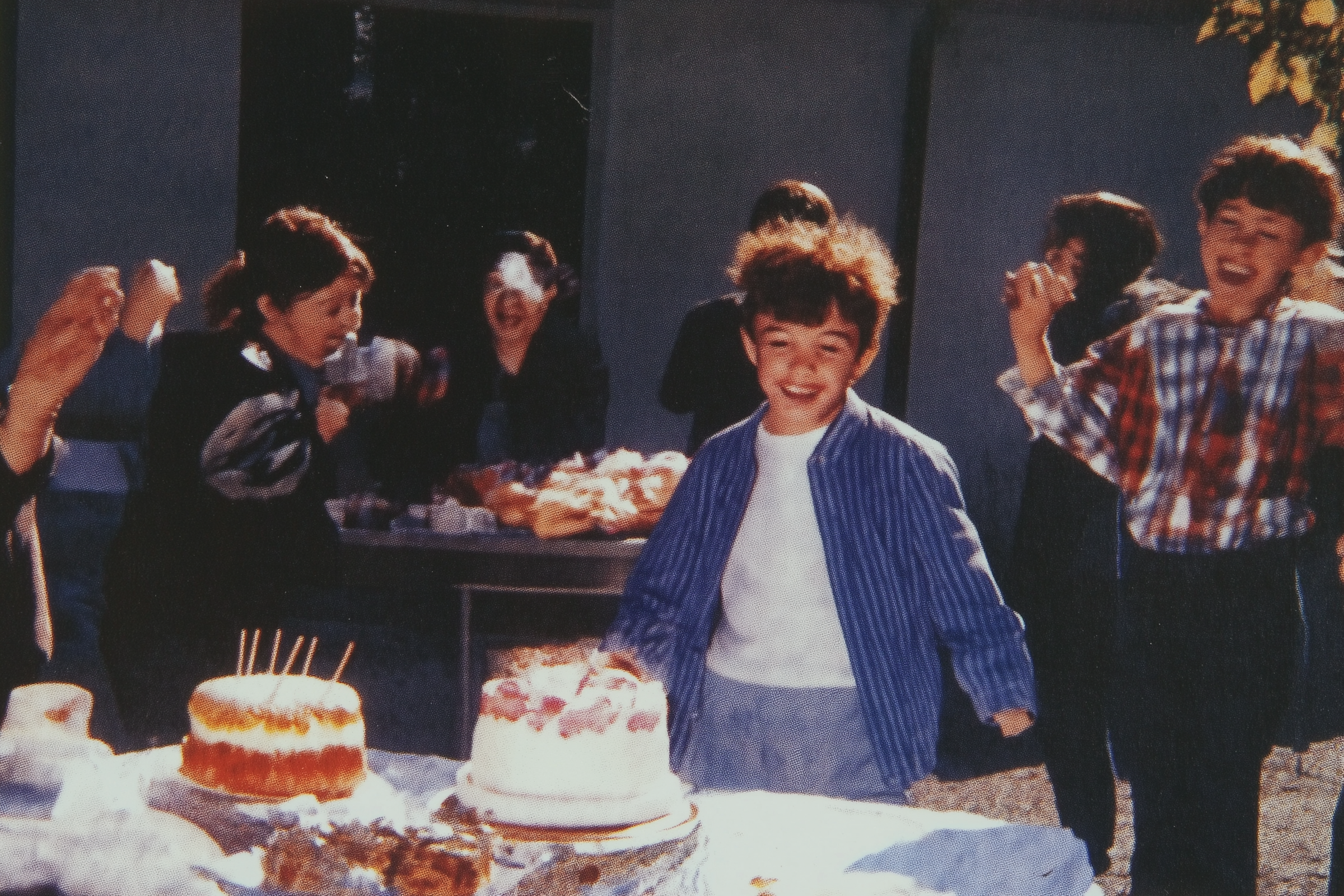 Des gens à une fête d'anniversaire | Source : Midjourney