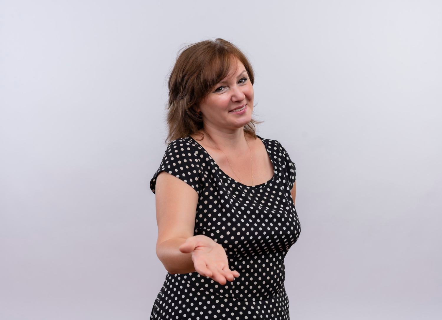 Une femme âgée qui sourit | Source : Freepik