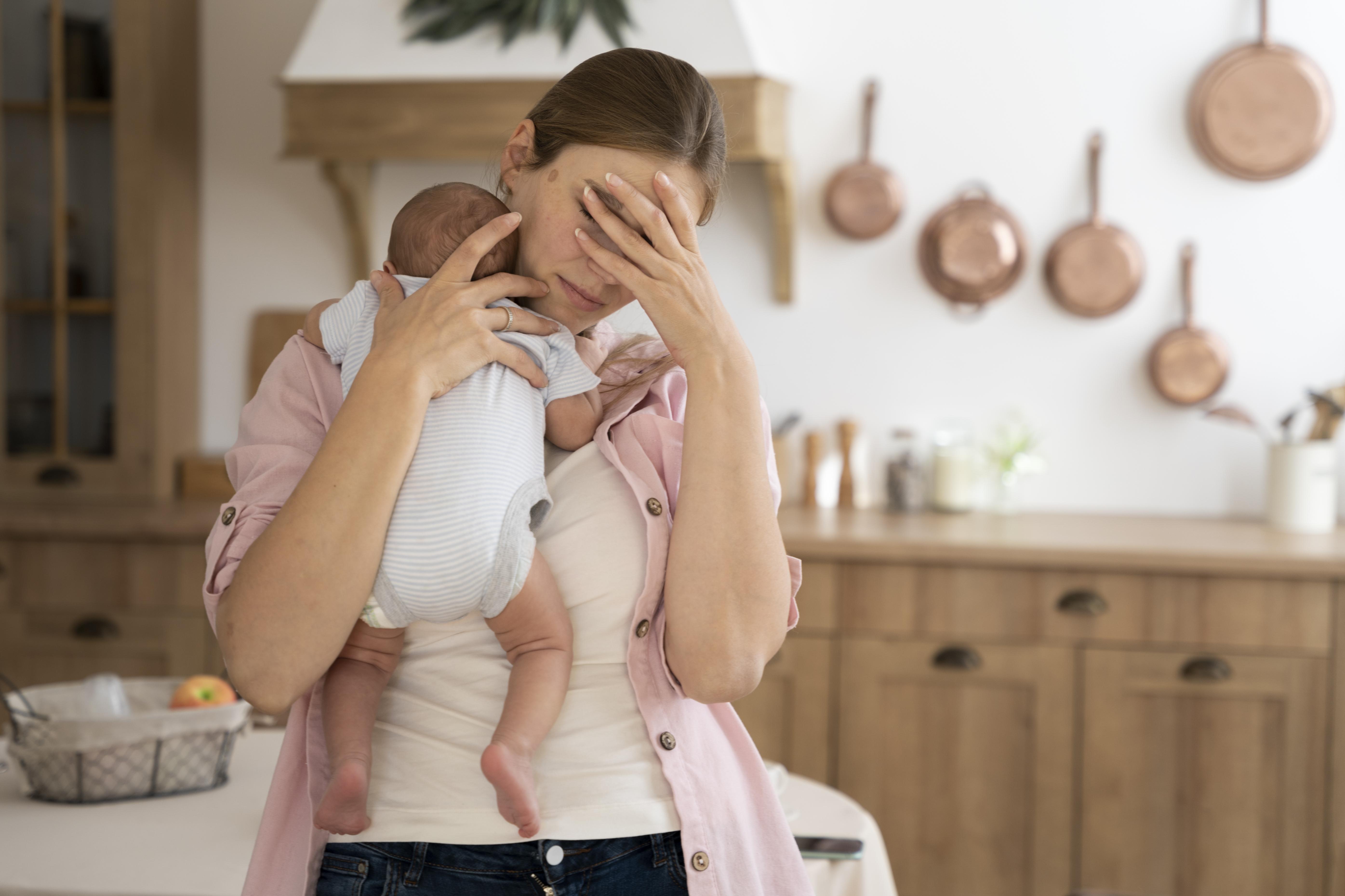 Une femme inquiète avec un bébé | Source : Freepik