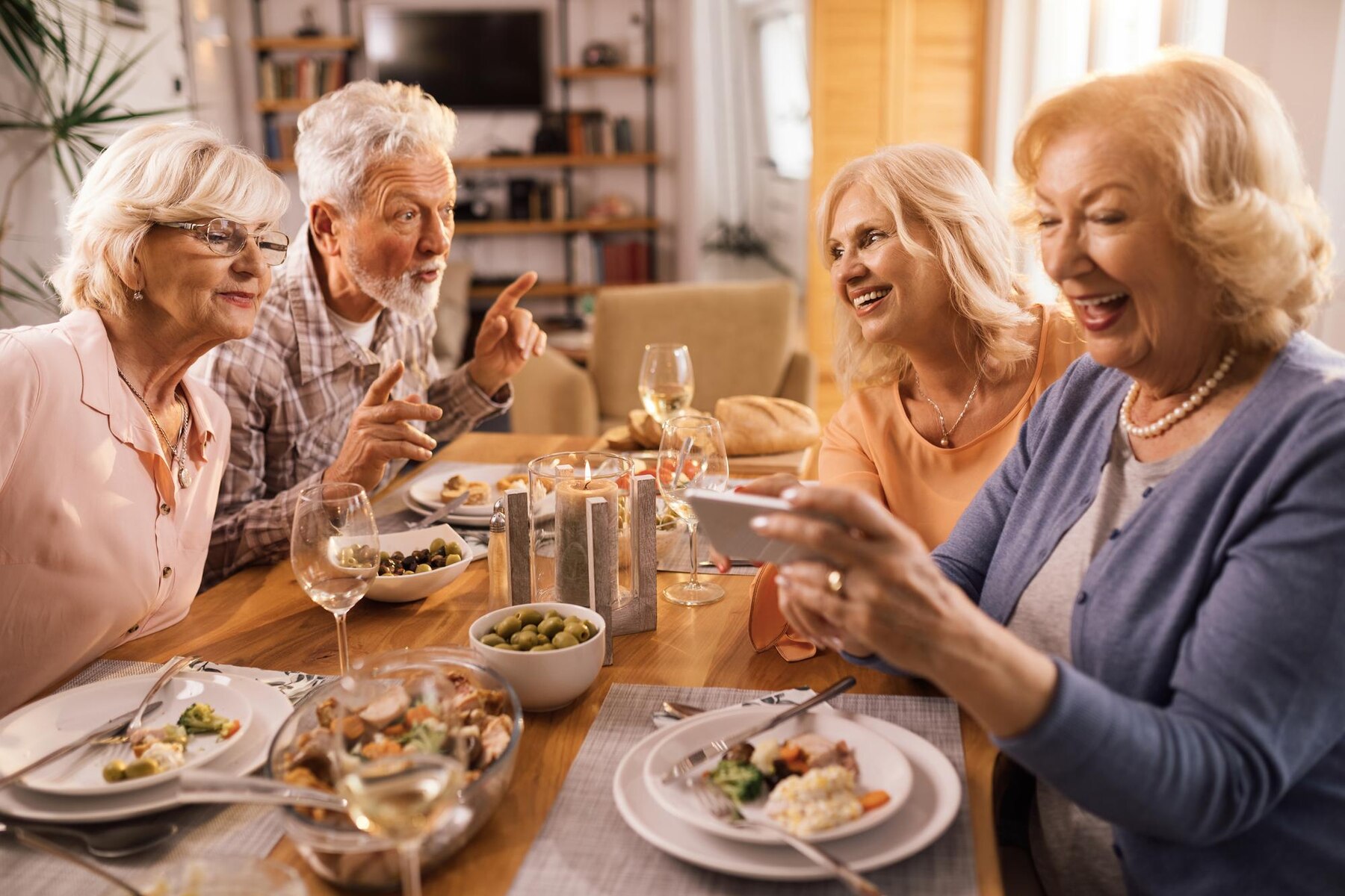 Une femme heureuse avec ses amis | Source : Freepik