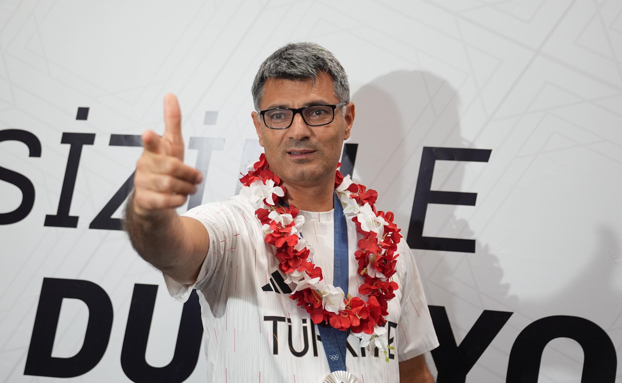 L'athlète turc pose pour une photo à l'aéroport Ataturk d'Istanbul, en Turquie, le 1er août 2024 | Source : Getty Images