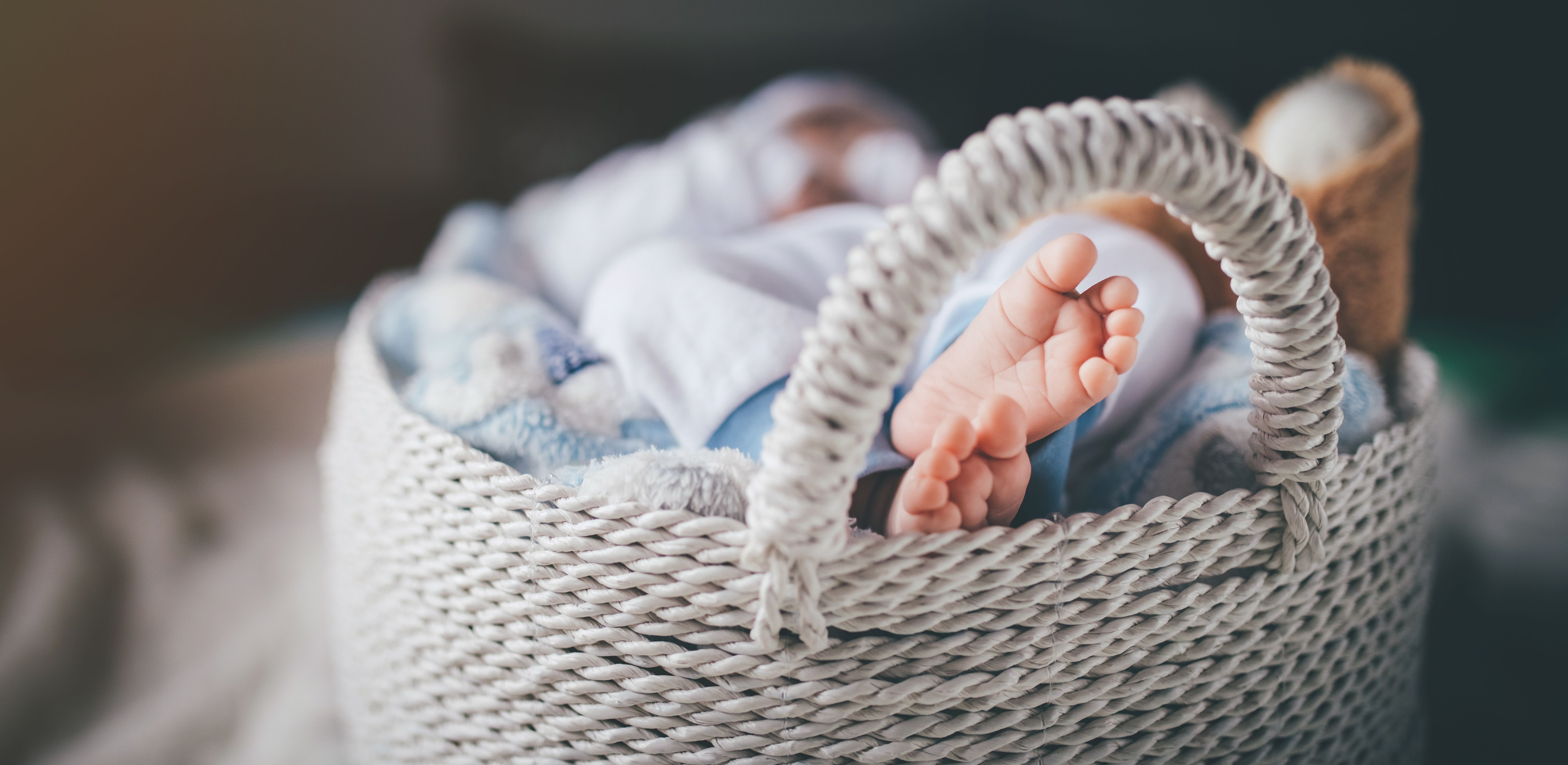 Les pieds d'un nouveau-né dans un panier. | Source : Getty Images