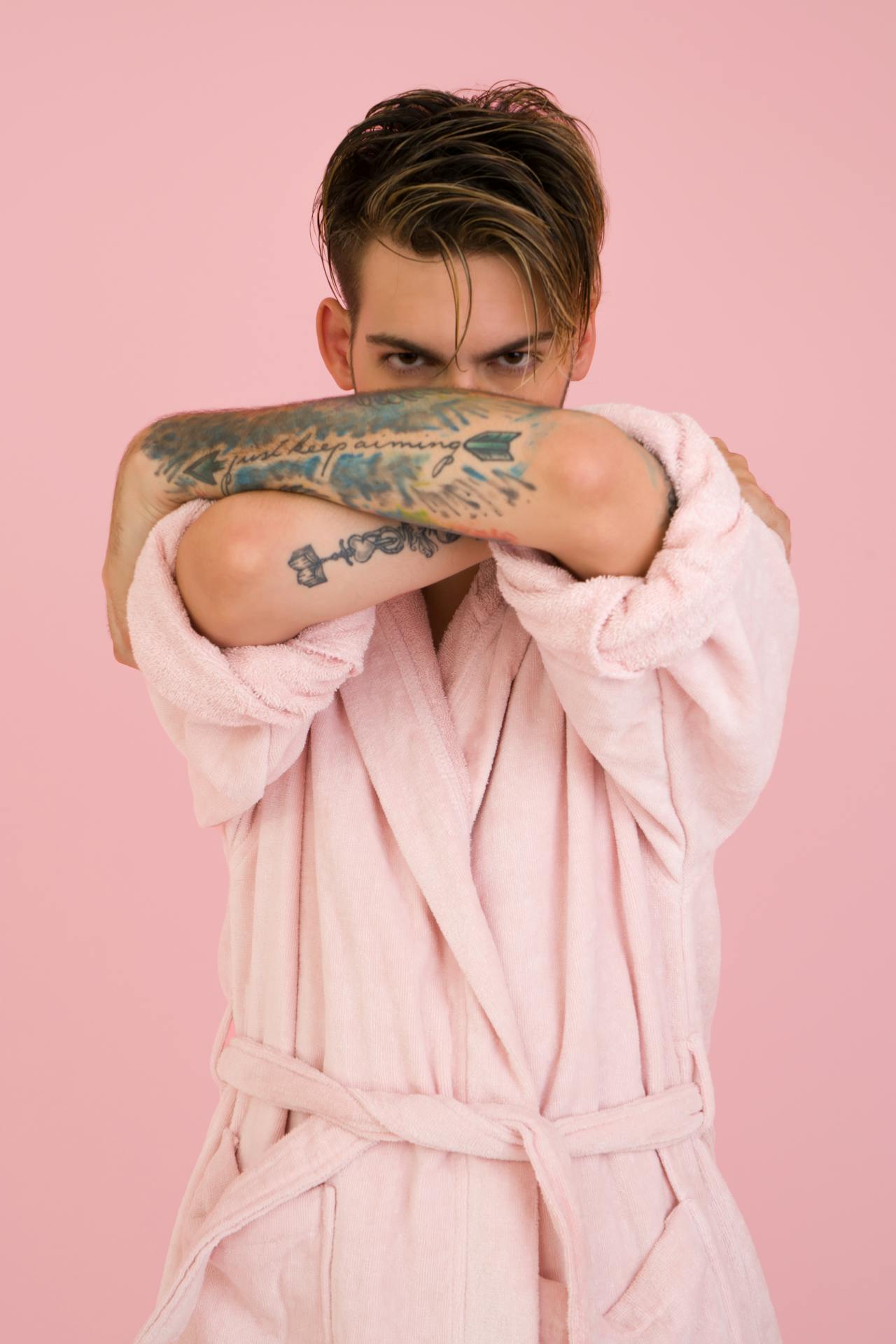 Un homme portant un peignoir rose | Source : Pexels