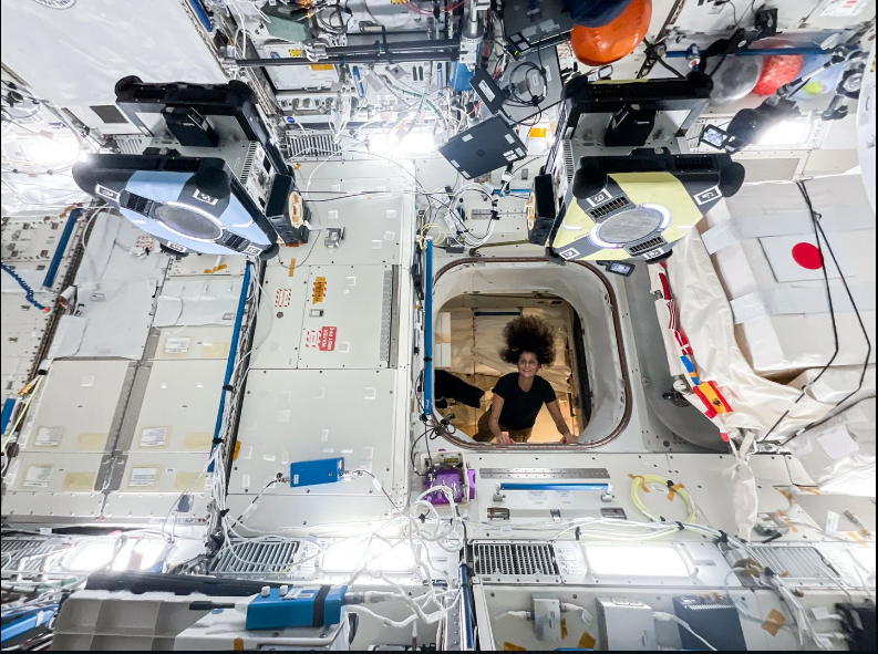 Une photo de Sunita Williams dans l'espace postée le 24 août 2024 | Source : X/NASA