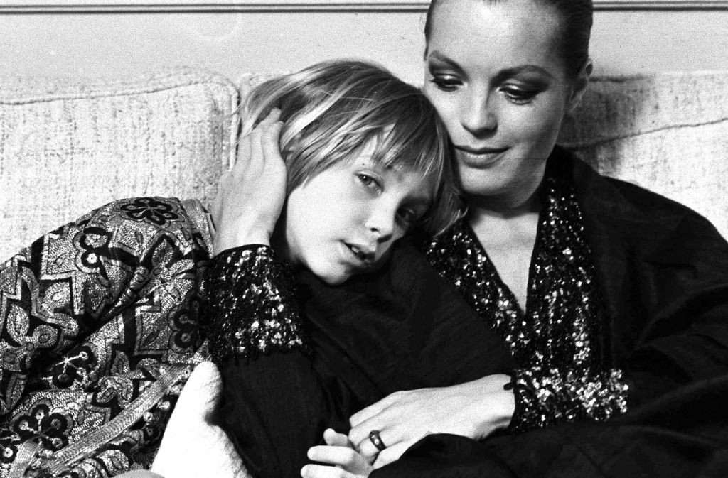 Portrait de Romy Schneider chez elle avec son fils David Biasini, en 1974. | Source : Getty Images